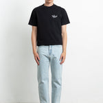 Camiseta Edmmond Vinilos Madrid negra, vista frontal en modelo