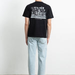 Camiseta Edmmond Vinilos Madrid negra, vista de espalda en modelo