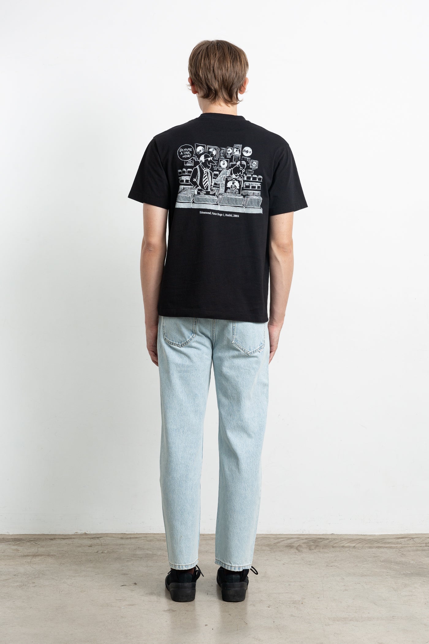 Camiseta Edmmond Vinilos Madrid negra, vista de espalda en modelo