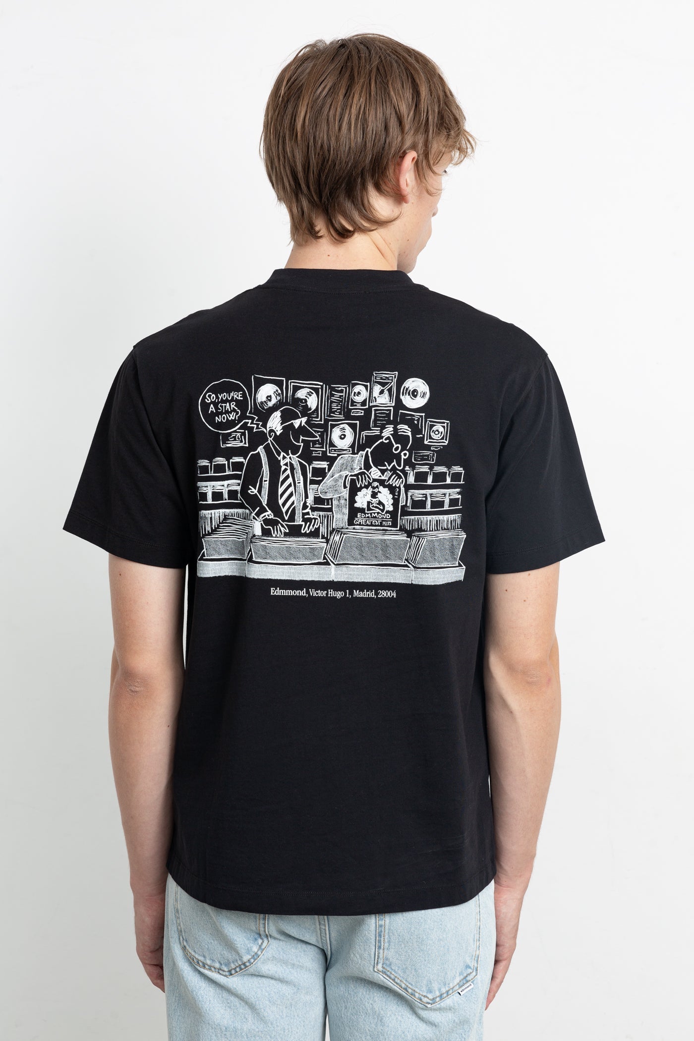 Camiseta Edmmond Vinilos Madrid negra, detalle del estampado trasero en modelo
