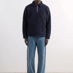 Polar Edmmond Unconventional Zip Logo azul marino, vista frontal en modelo
