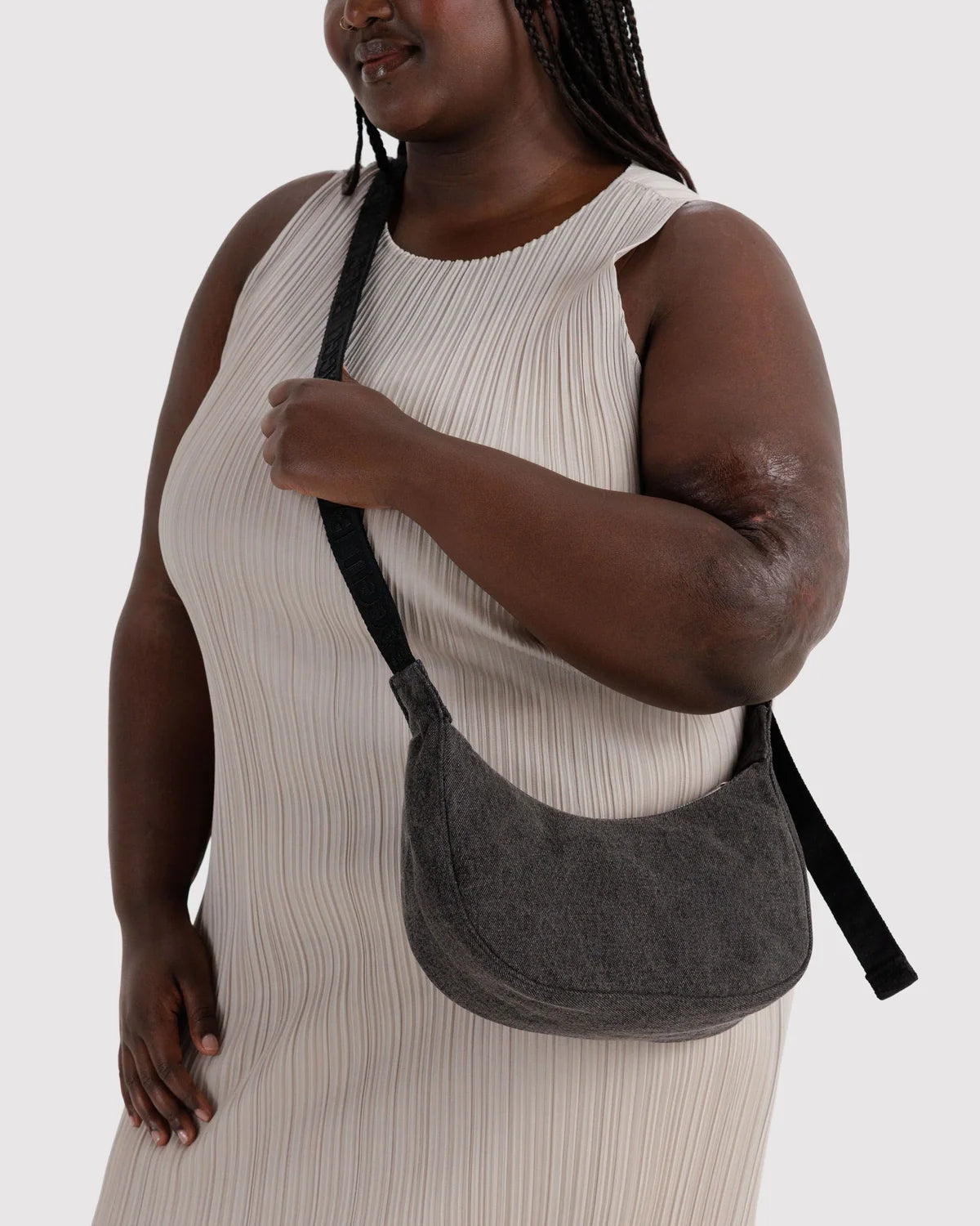 Bolso BAGGU Small Denim Crescent Washed Black Denim