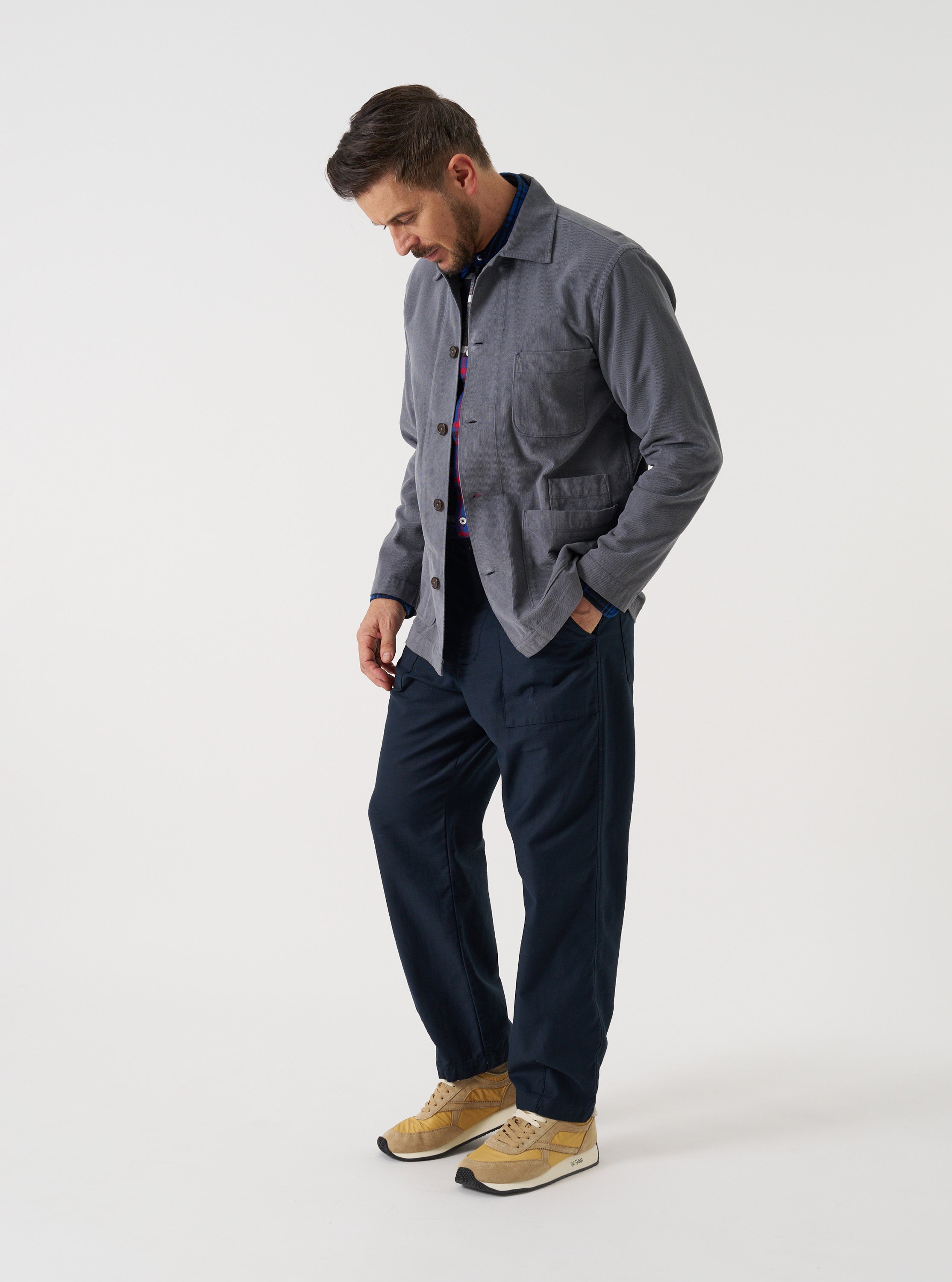 Sobrecamisa UNIVERSAL WORKS Bakers Fine Cord Grey, vista frontal sobre modelo