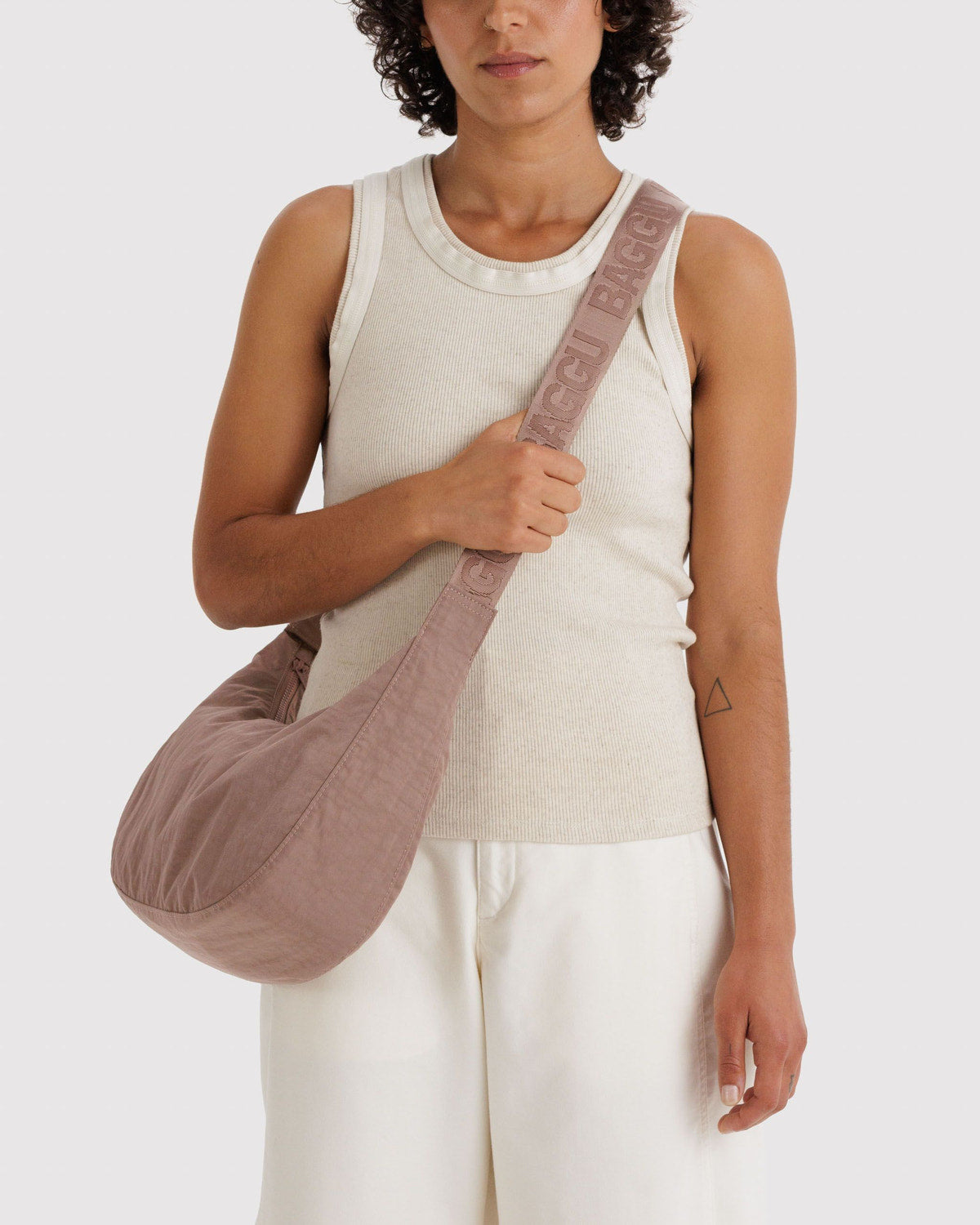 Bolso BAGGU Medium Nylon Crescent Toasted Almond