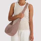 Bolso BAGGU Medium Nylon Crescent Toasted Almond
