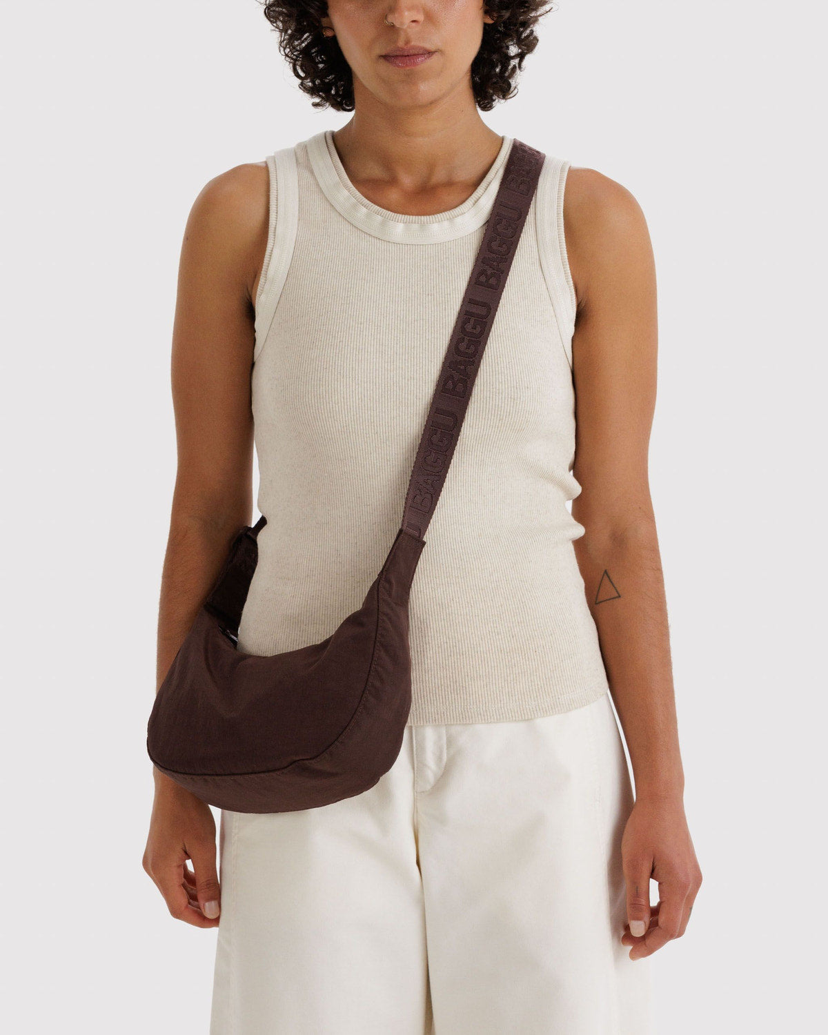 Bolso BAGGU Small Nylon Crescent Coffee