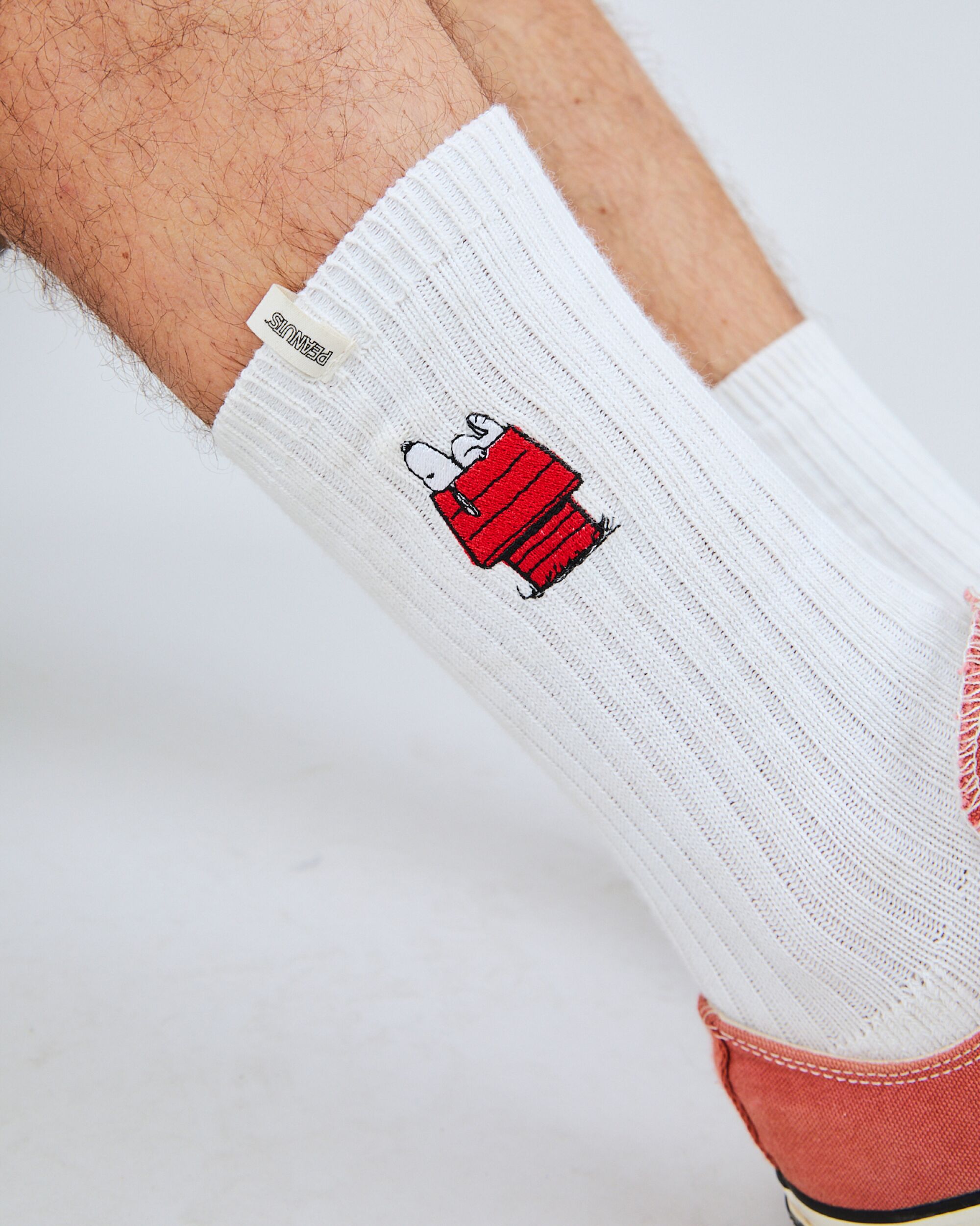 Calcetines BRAVA FABRICS Peanuts Doghouse Blanco, detalle del dibujo Doghouse