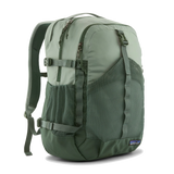 Mochila PATAGONIA Refugio Day Pack 30L Cover Green flat frontal transparente 2200x2700