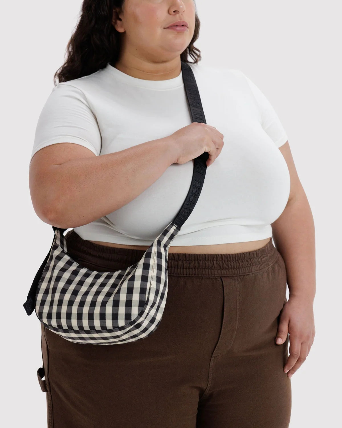 Bolso BAGGU Small Nylon Crescent Black and Cream Gingham