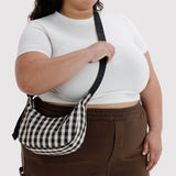 Bolso BAGGU Small Nylon Crescent Black and Cream Gingham
