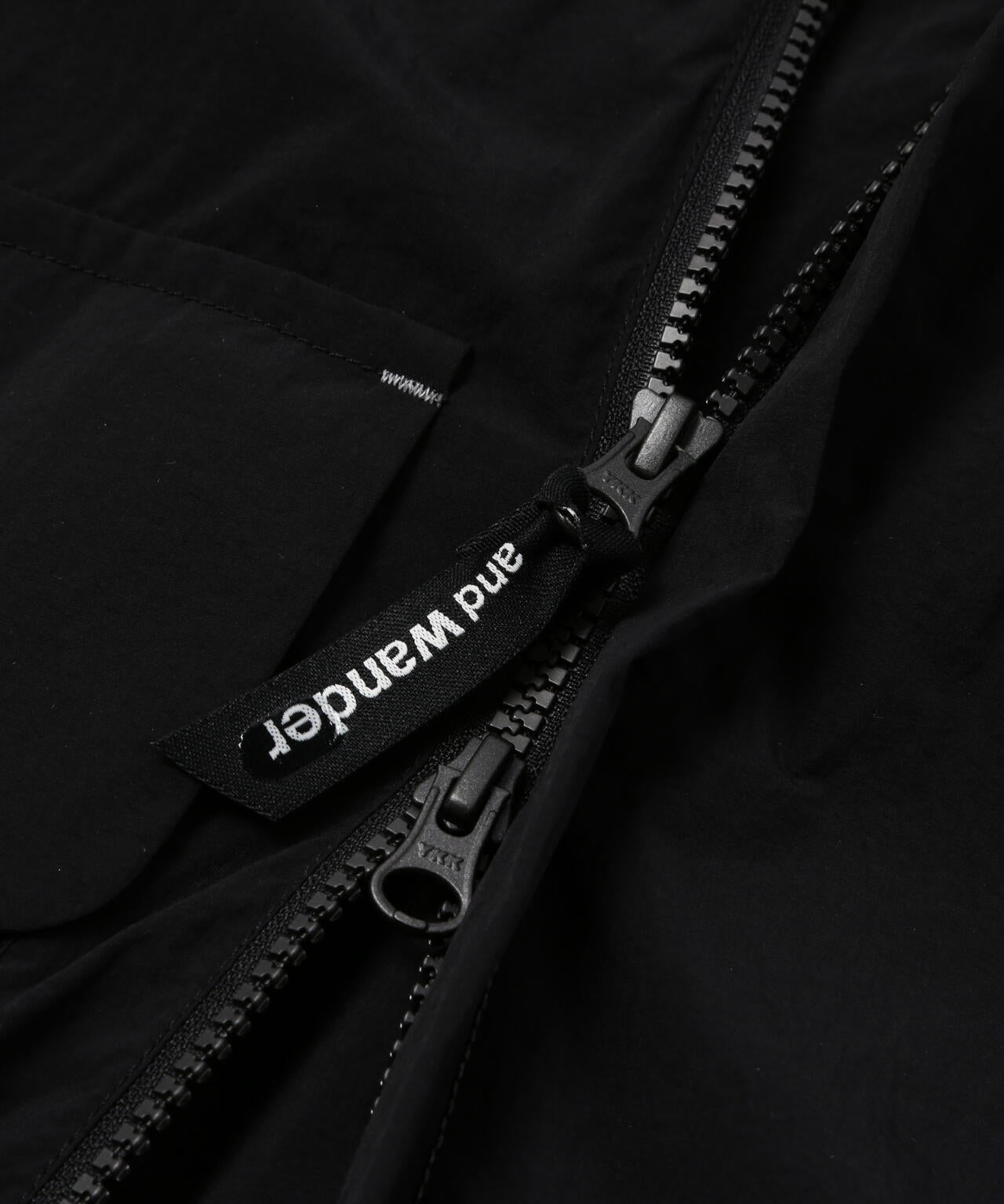 Chaqueta AND WANDER Water Repellent Light Jacket 2 Black - vista oficial