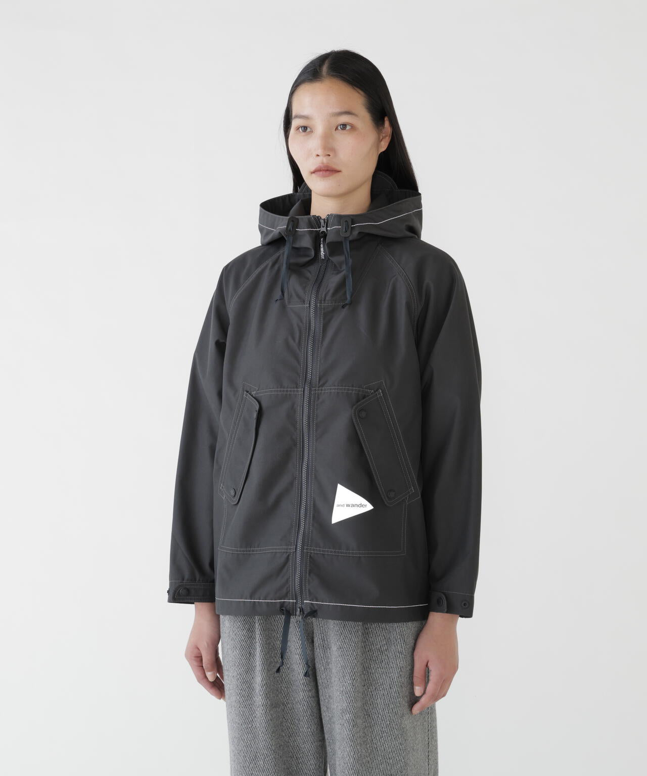 Chaqueta AND WANDER T/W Plain Hoodie Charcoal - vista oficial