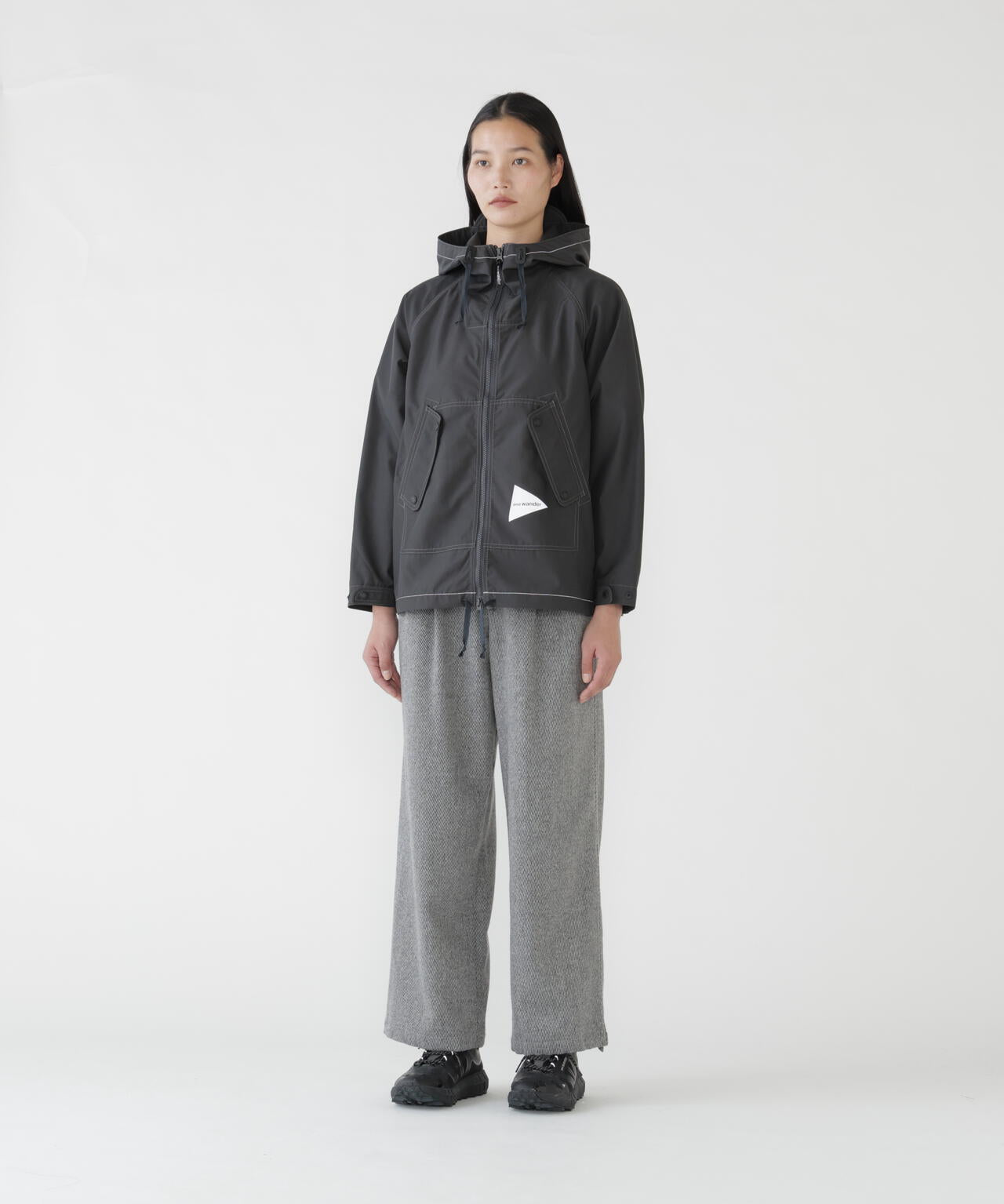 Chaqueta AND WANDER T/W Plain Hoodie Charcoal - vista oficial