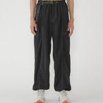 Pantalones AND WANDER Crinkled Nylon Pants Black - vista oficial