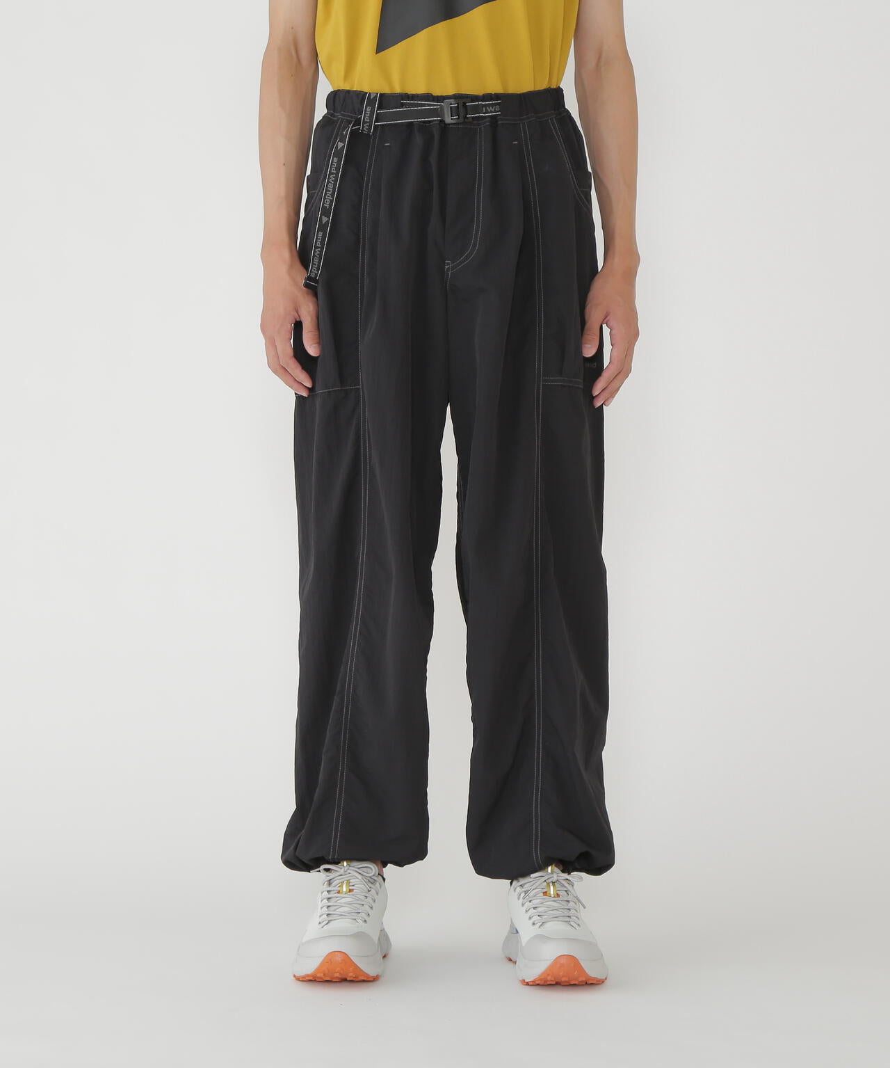 Pantalones AND WANDER Crinkled Nylon Pants Black - vista oficial