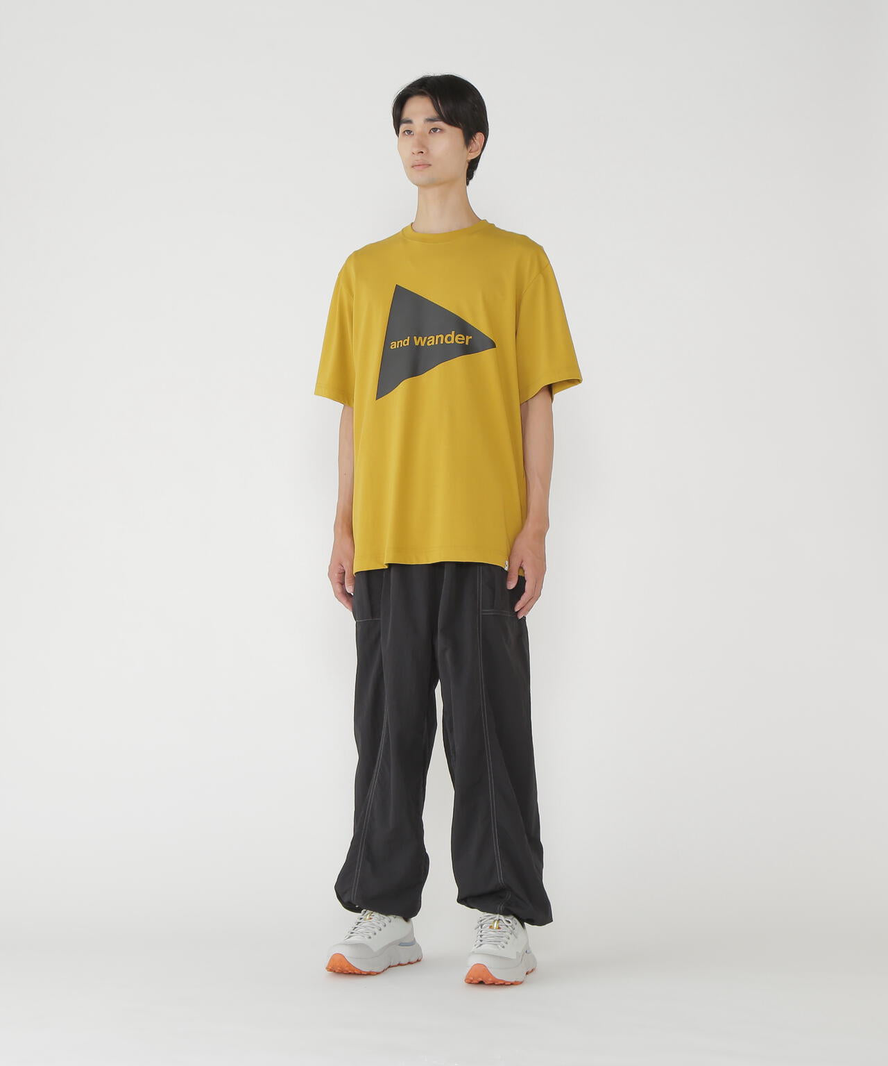 Pantalones AND WANDER Crinkled Nylon Pants Black - vista oficial