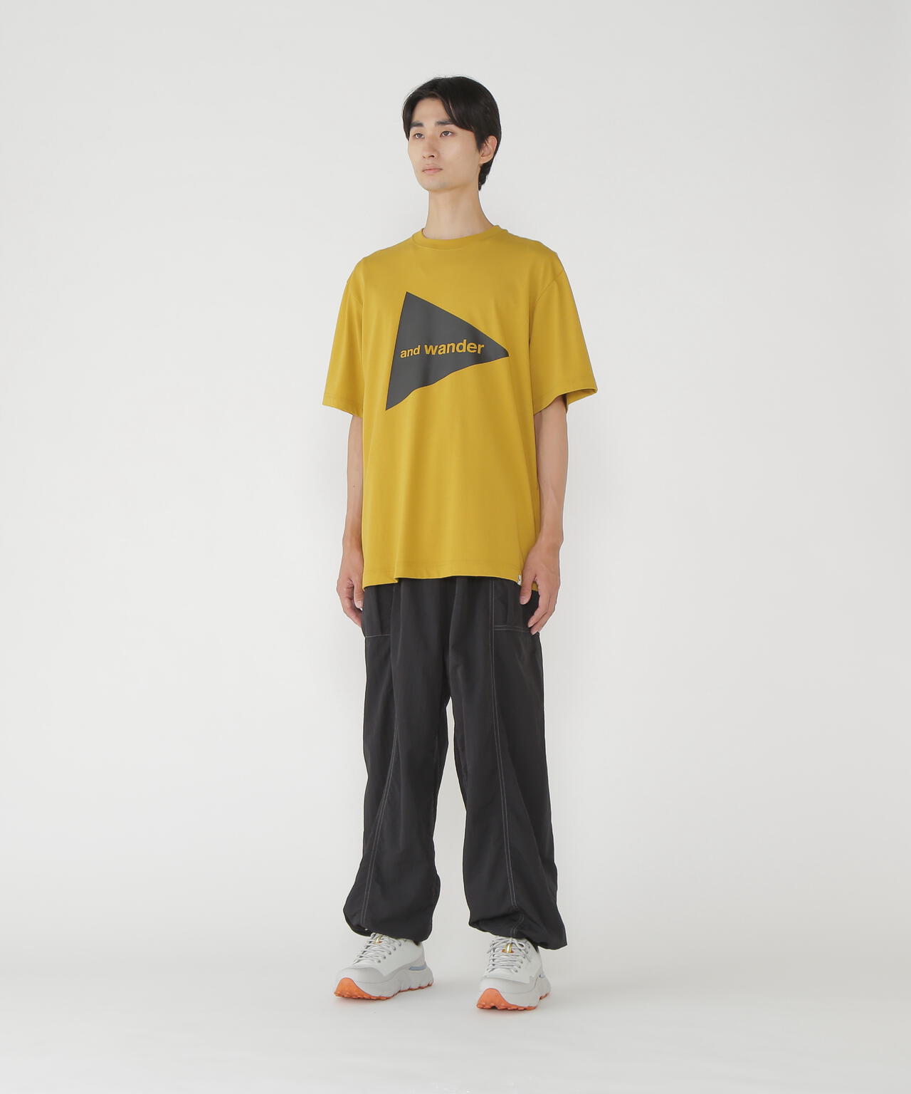 Pantalones AND WANDER Crinkled Nylon Pants Black - vista oficial