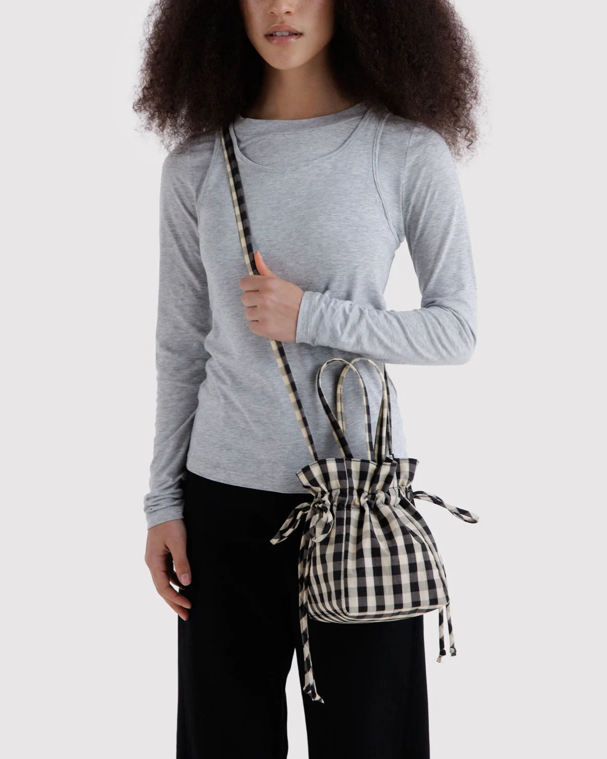Bolso BAGGU Nylon Drawstring Black and Cream Gingham