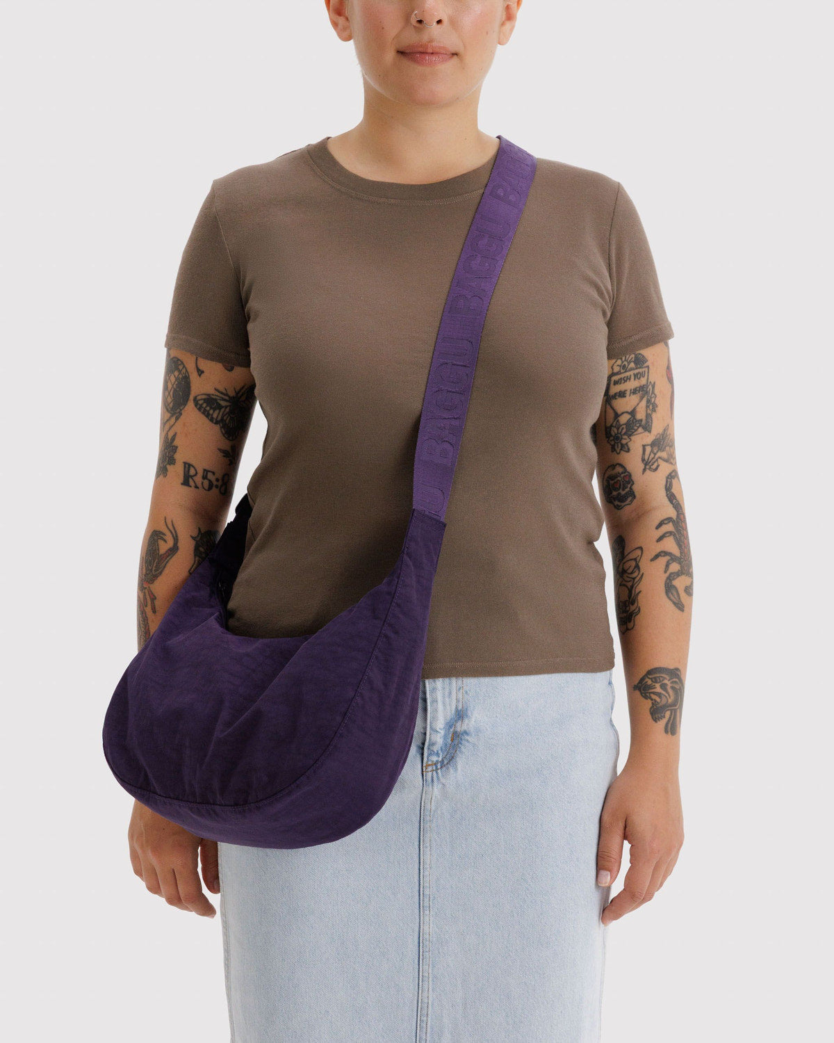 Bolso BAGGU Medium Nylon Crescent Fig