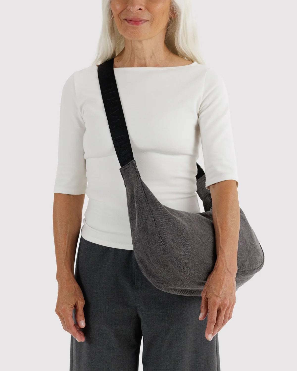 Bolso BAGGU Medium Denim Crescent Washed Black Denim