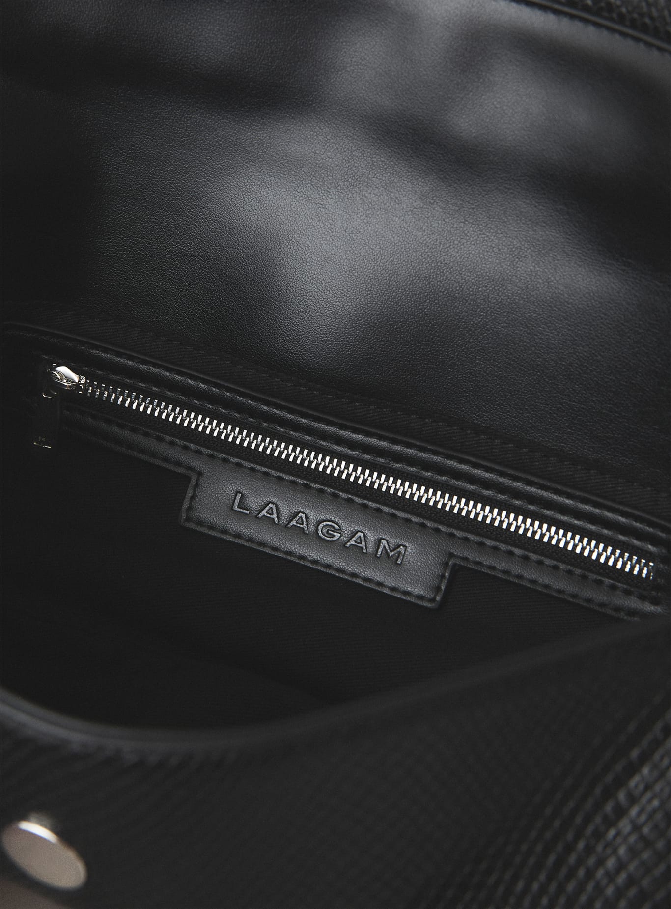 Bolso LAAGAM Miranda Black, otra vista con modelo