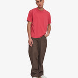 Camiseta Oversize Orgánica COLORFUL STANDARD Faded Red, detalle de uso con modelo