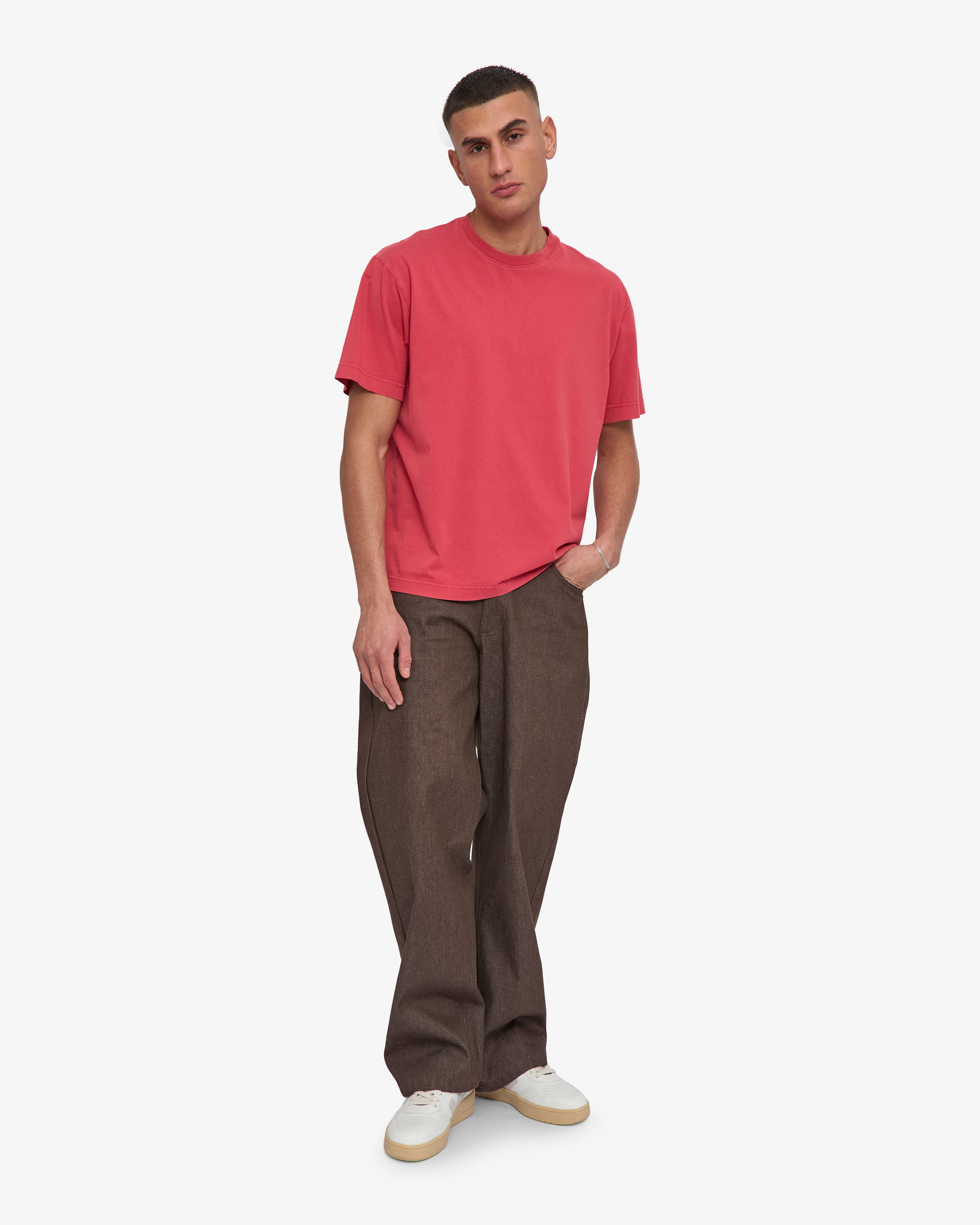 Camiseta Oversize Orgánica COLORFUL STANDARD Faded Red, detalle de uso con modelo