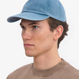 Gorra COLORFUL STANDARD de Algodón Orgánico Faded Indigo, vista frontal con modelo