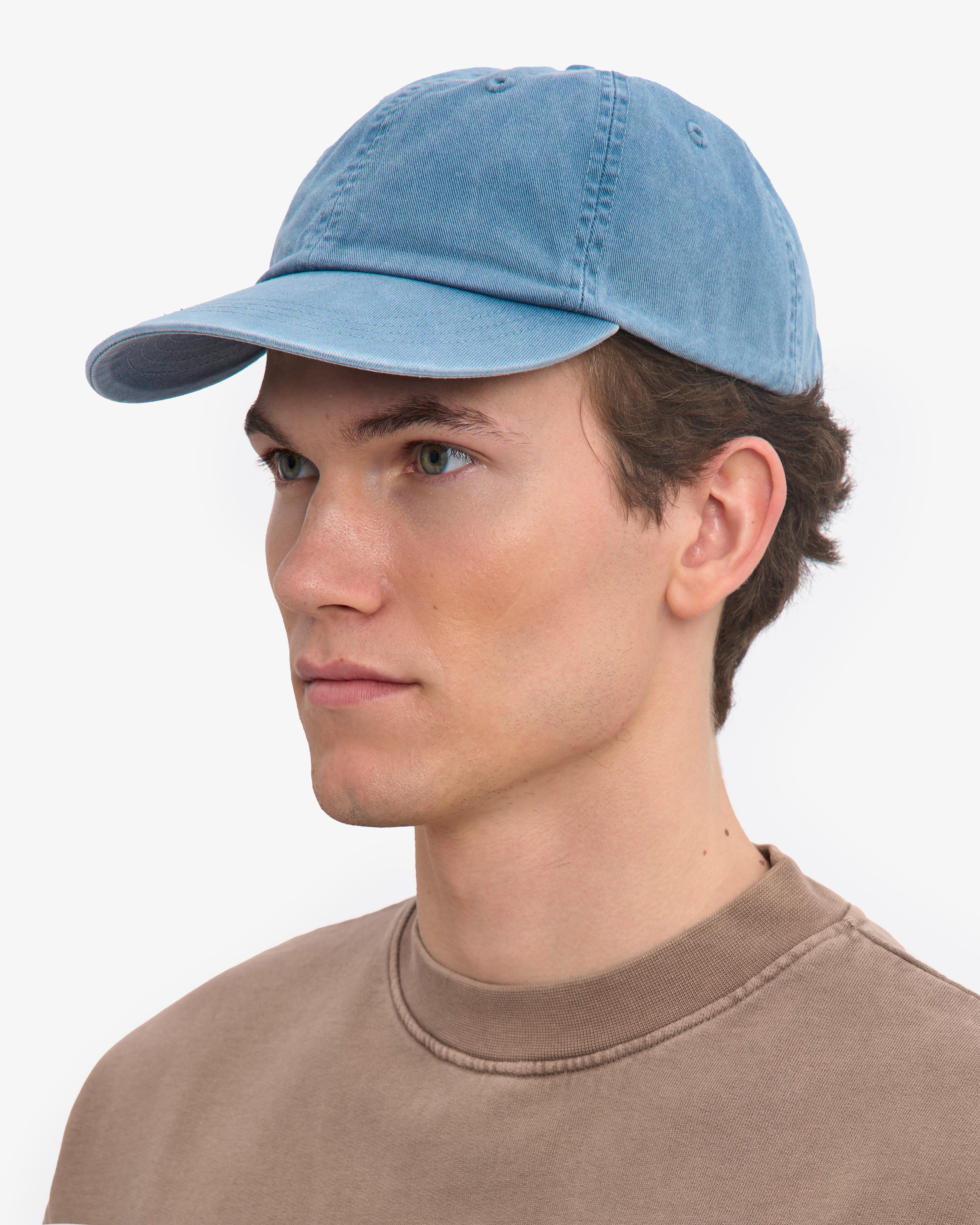 Gorra COLORFUL STANDARD de Algodón Orgánico Faded Indigo, vista frontal con modelo
