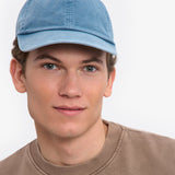 Gorra COLORFUL STANDARD de Algodón Orgánico Faded Indigo, vista trasera con modelo
