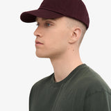 Gorra COLORFUL STANDARD de Algodón Orgánico Oxblood Red, vista frontal con modelo