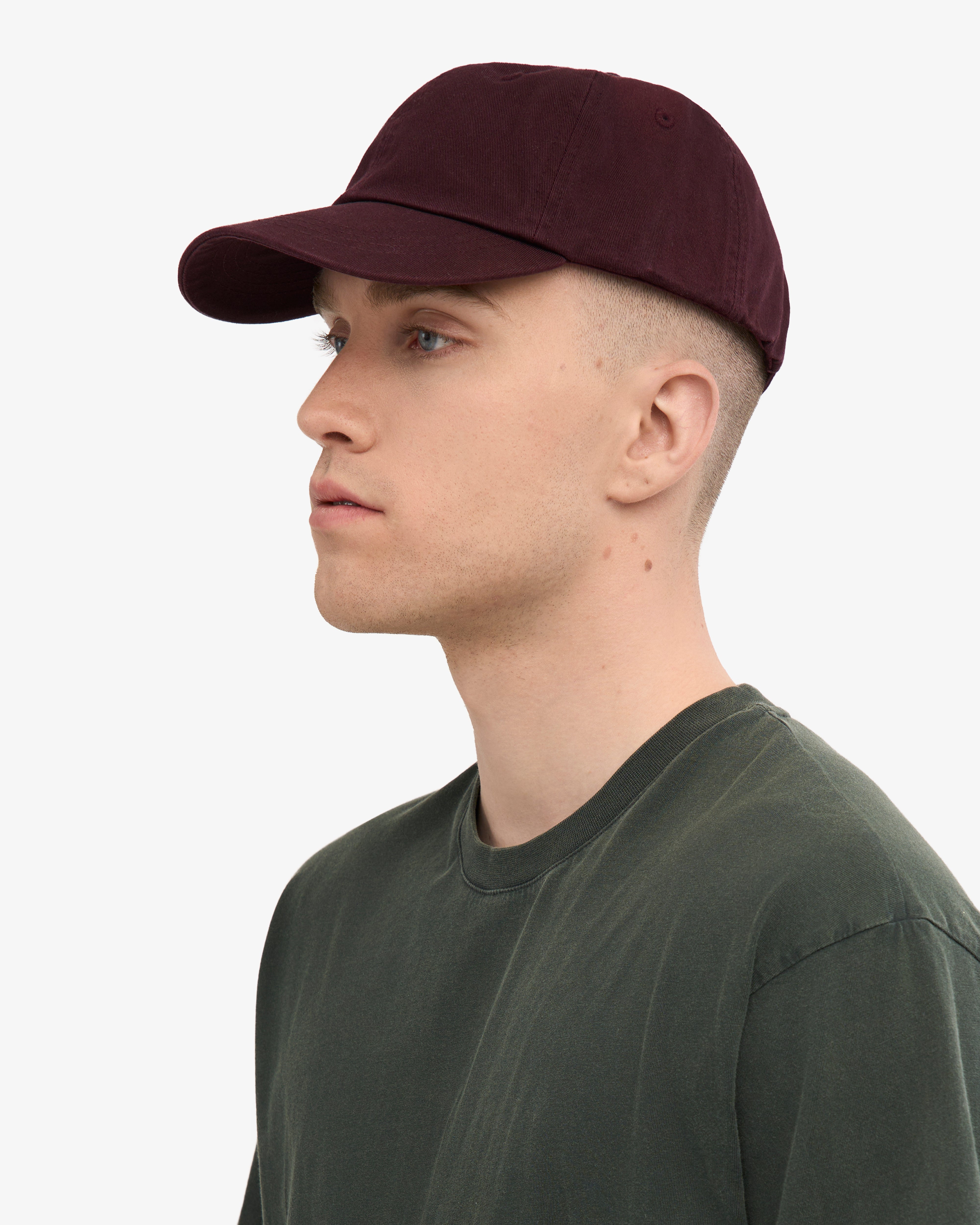Gorra COLORFUL STANDARD de Algodón Orgánico Oxblood Red, vista frontal con modelo