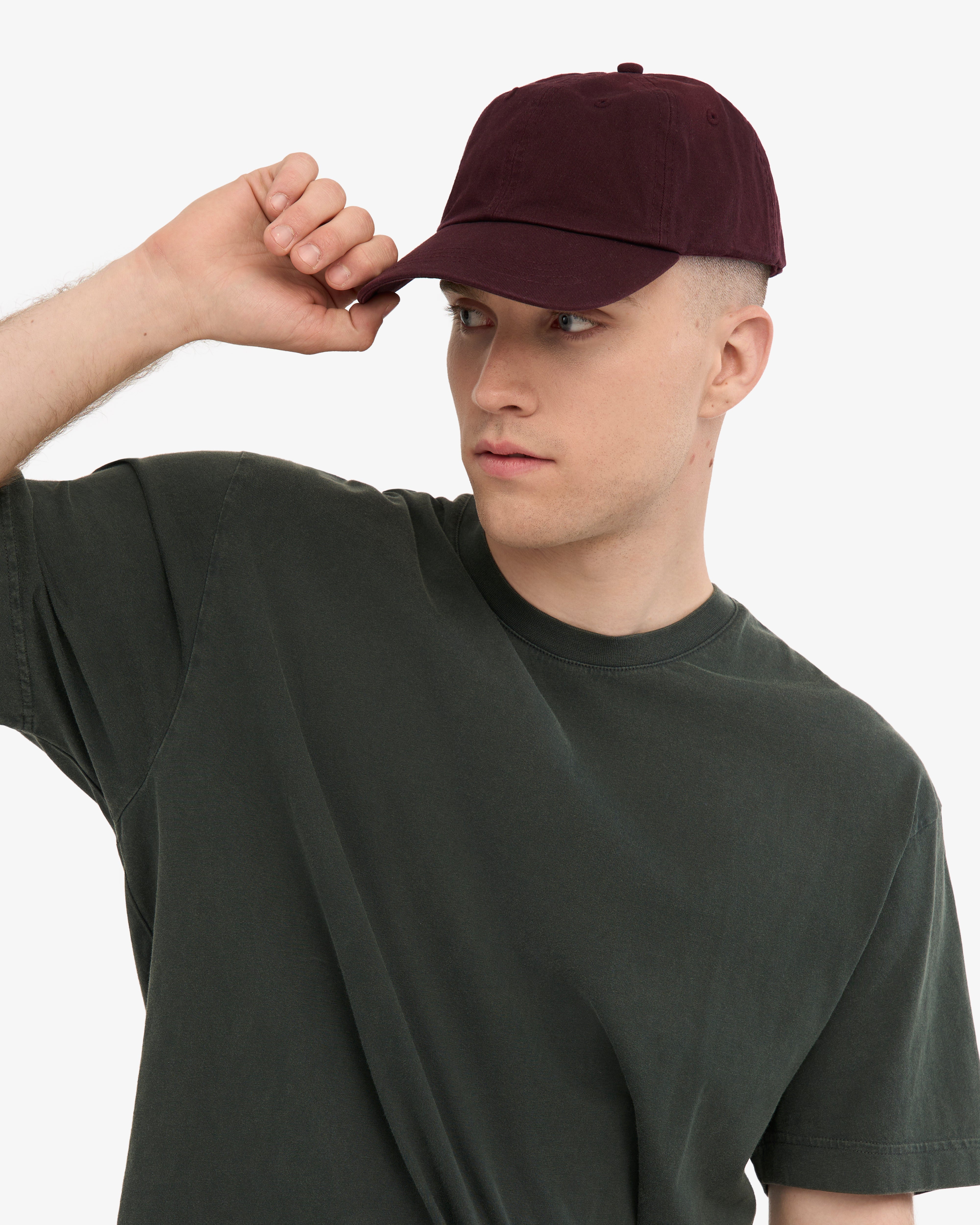 Gorra COLORFUL STANDARD de Algodón Orgánico Oxblood Red, vista trasera con modelo