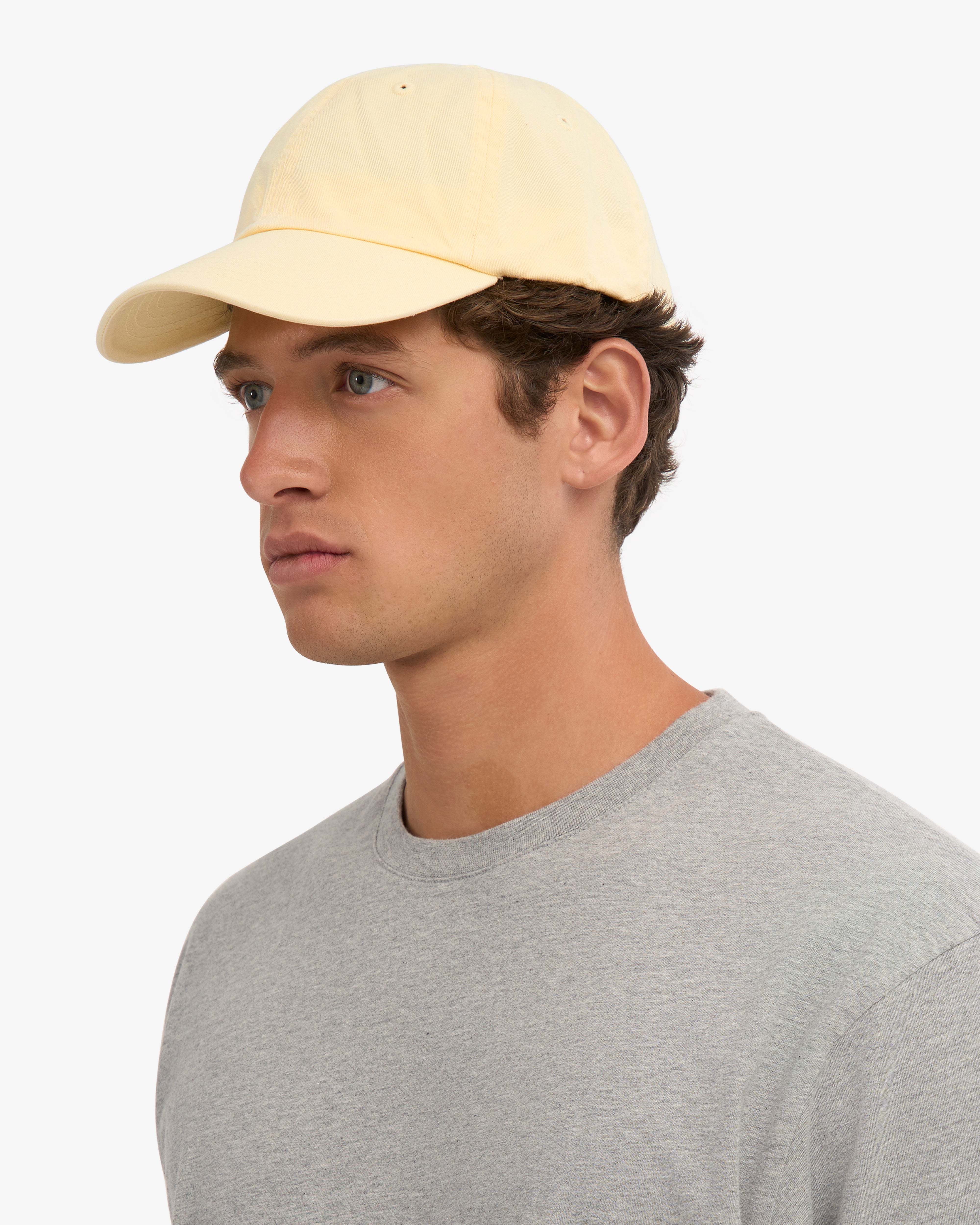 Gorra COLORFUL STANDARD de Algodón Orgánico Soft Yellow, vista frontal con modelo