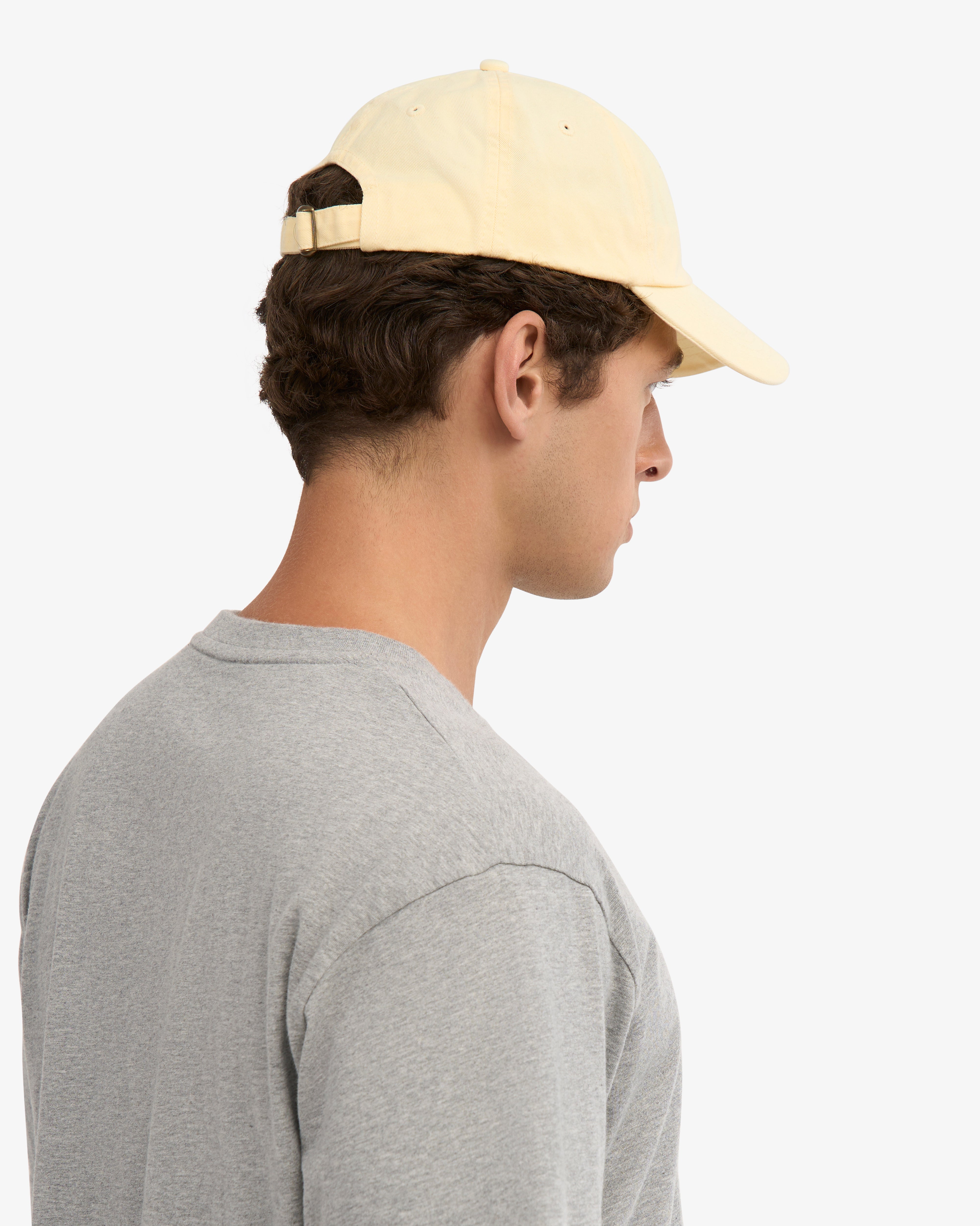 Gorra COLORFUL STANDARD de Algodón Orgánico Soft Yellow, vista lateral con modelo