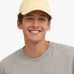 Gorra COLORFUL STANDARD de Algodón Orgánico Soft Yellow, vista trasera con modelo