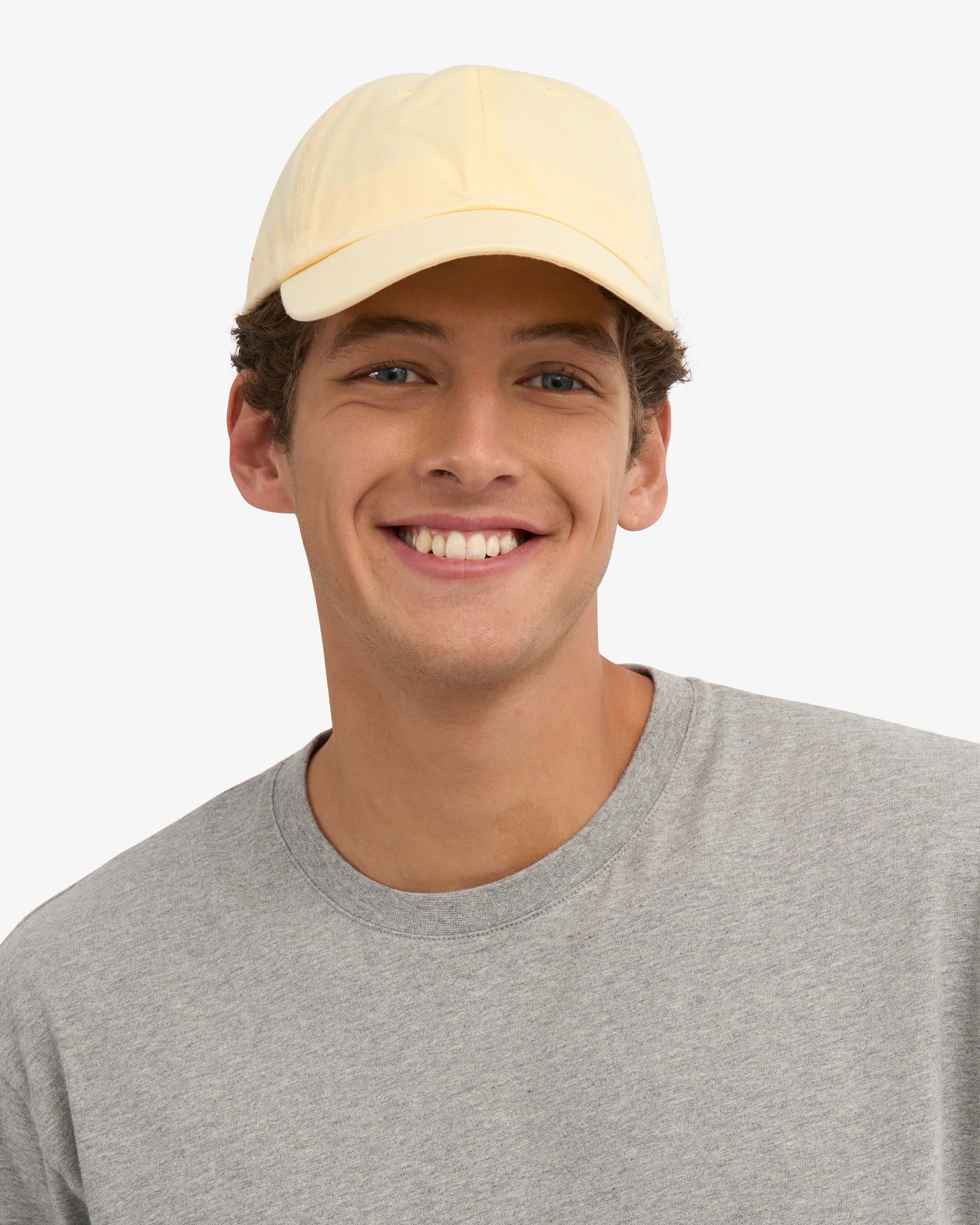 Gorra COLORFUL STANDARD de Algodón Orgánico Soft Yellow, vista trasera con modelo