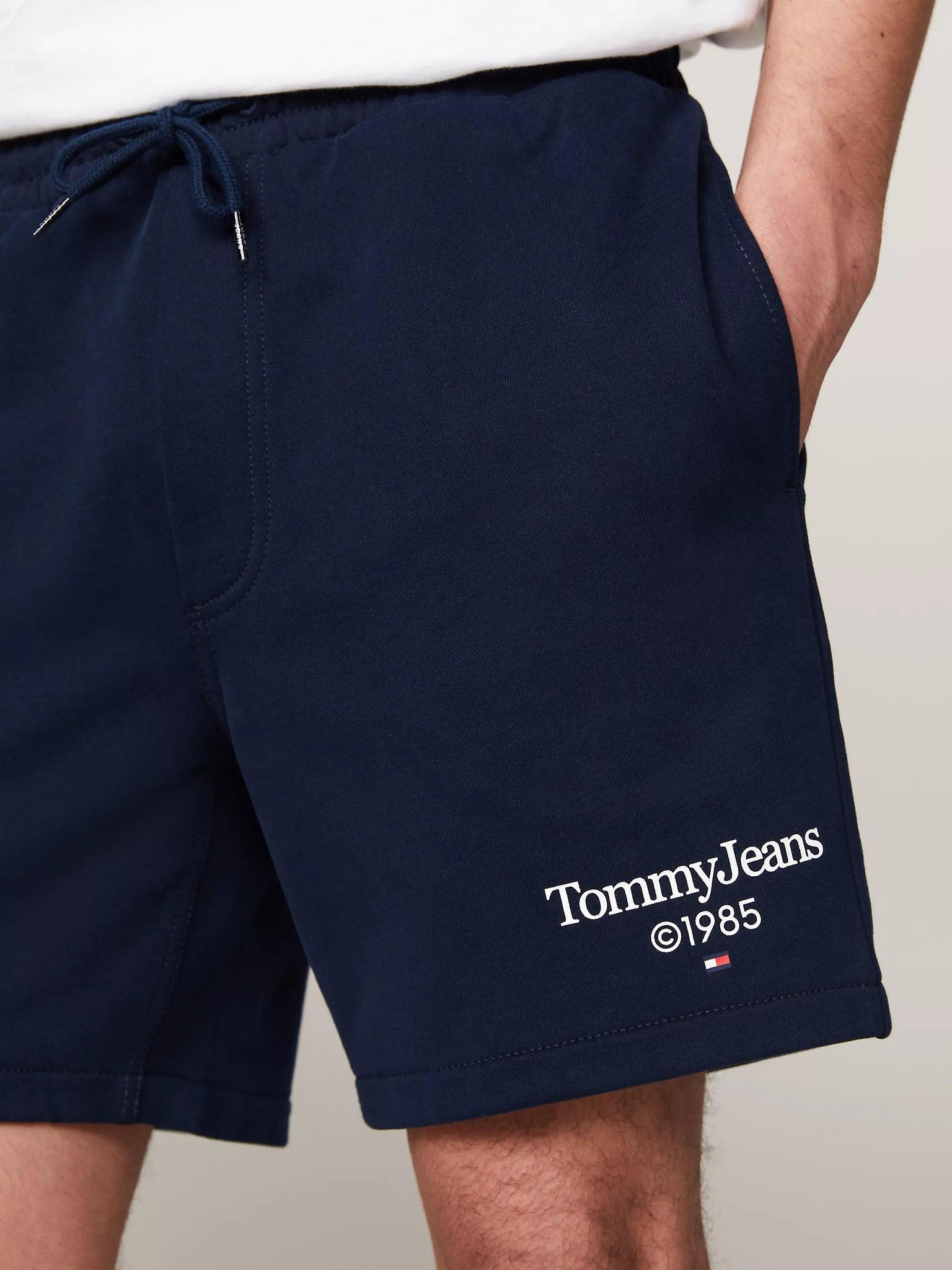 Pantalón Tommy Jeans Corto de Deporte con Logo Gráfico - ECRU