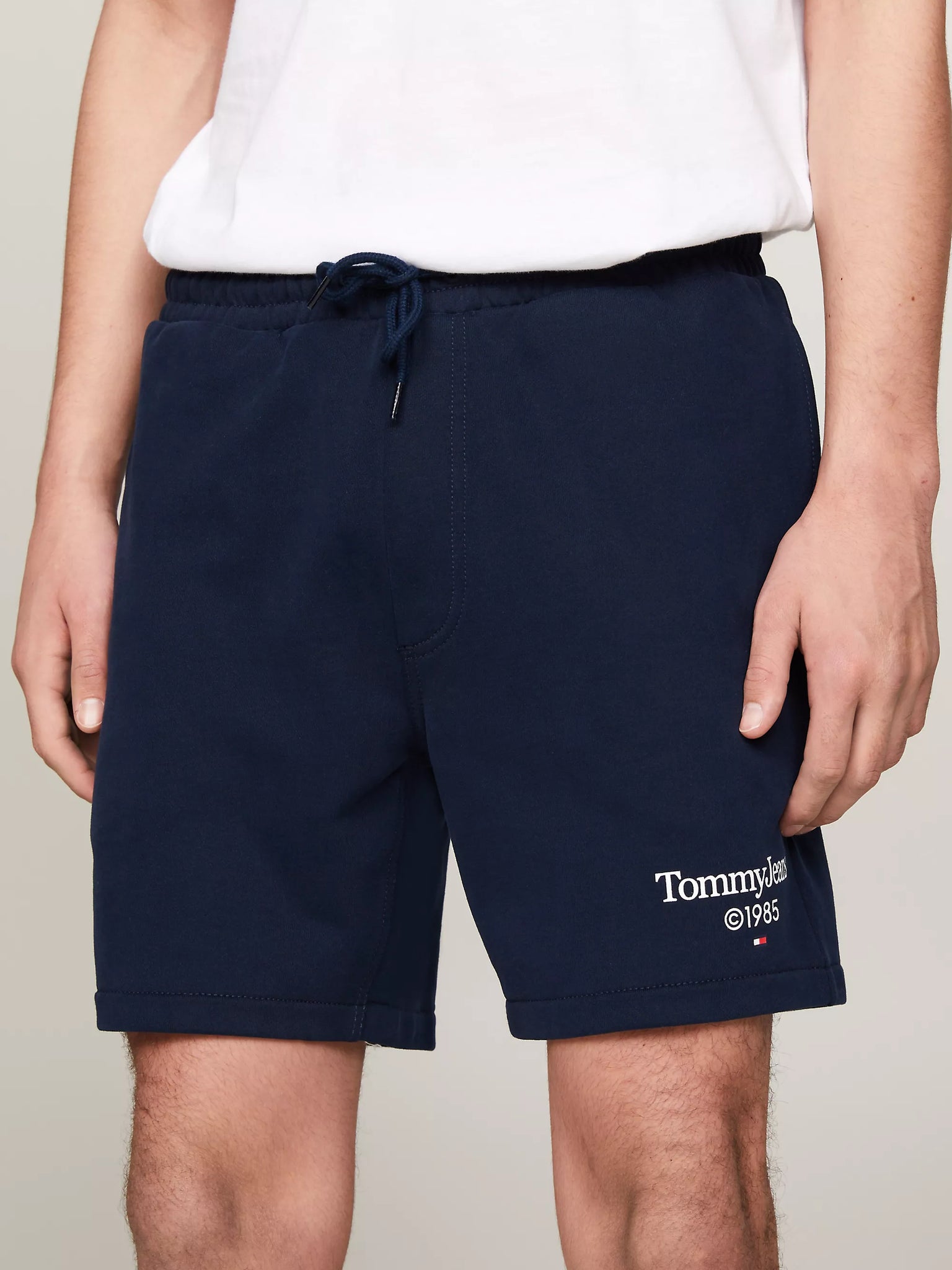 Kurze Sporthose von Tommy Jeans mit grafischem Logo 