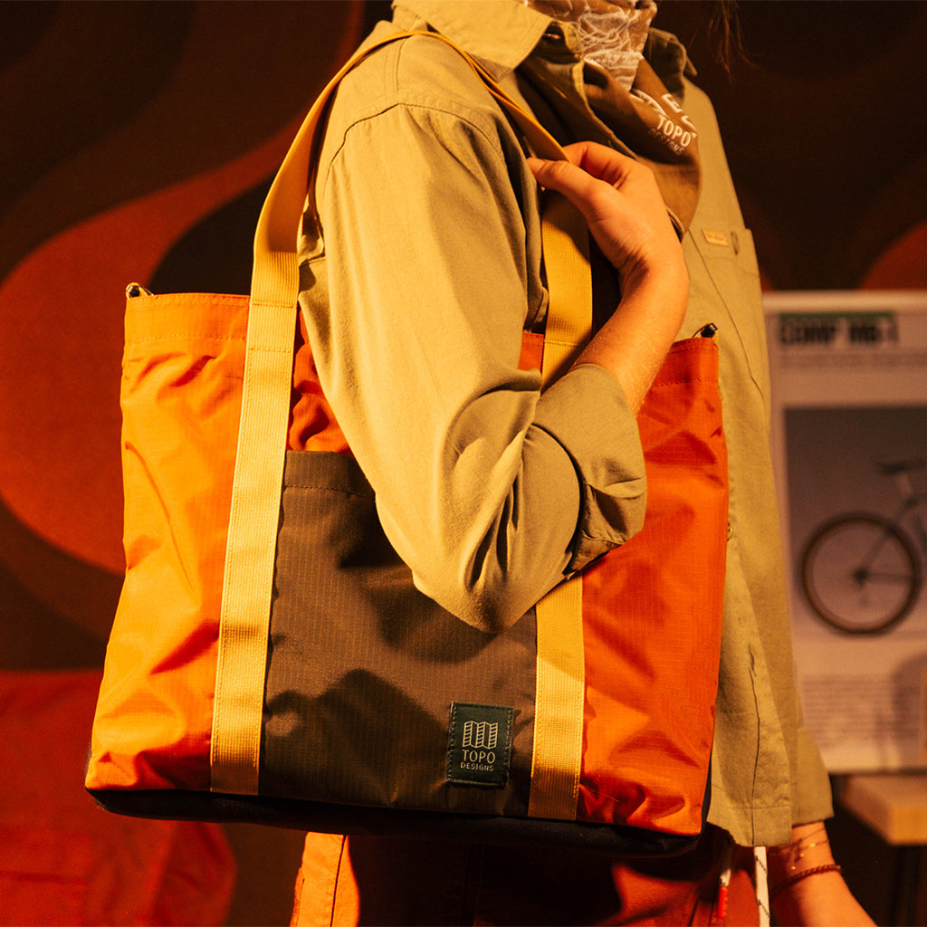 Bolso Topo Designs Mountain Essential Tote Woodland / Terracotta, foto de uso