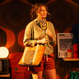 Bolso Topo Designs Mountain Essential Tote Woodland / Terracotta, foto de uso