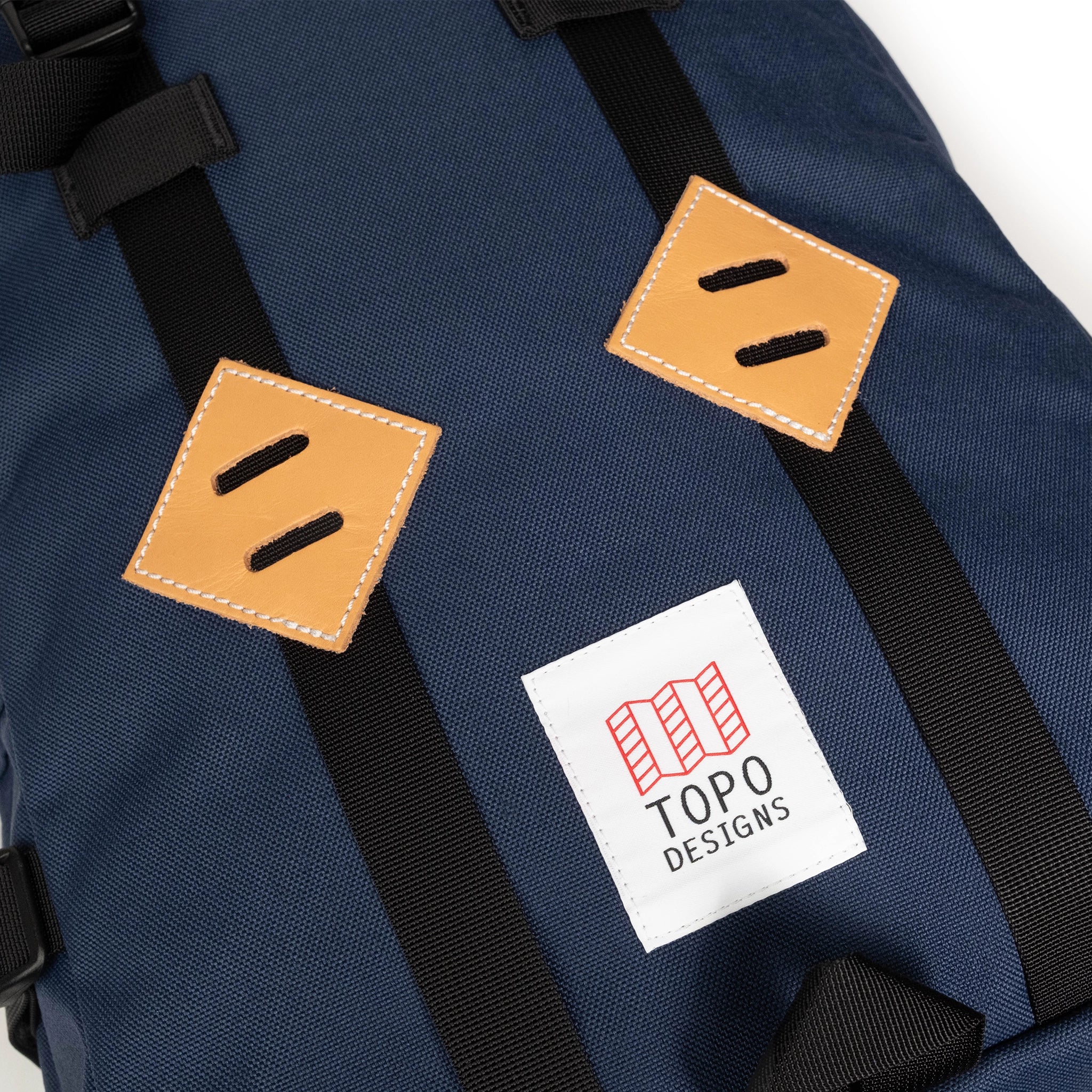 Mochila Topo Designs Klettersack Midnight, detalle de las correas de piel