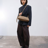 Bolso ÖLEND Dumpling Suede Stone