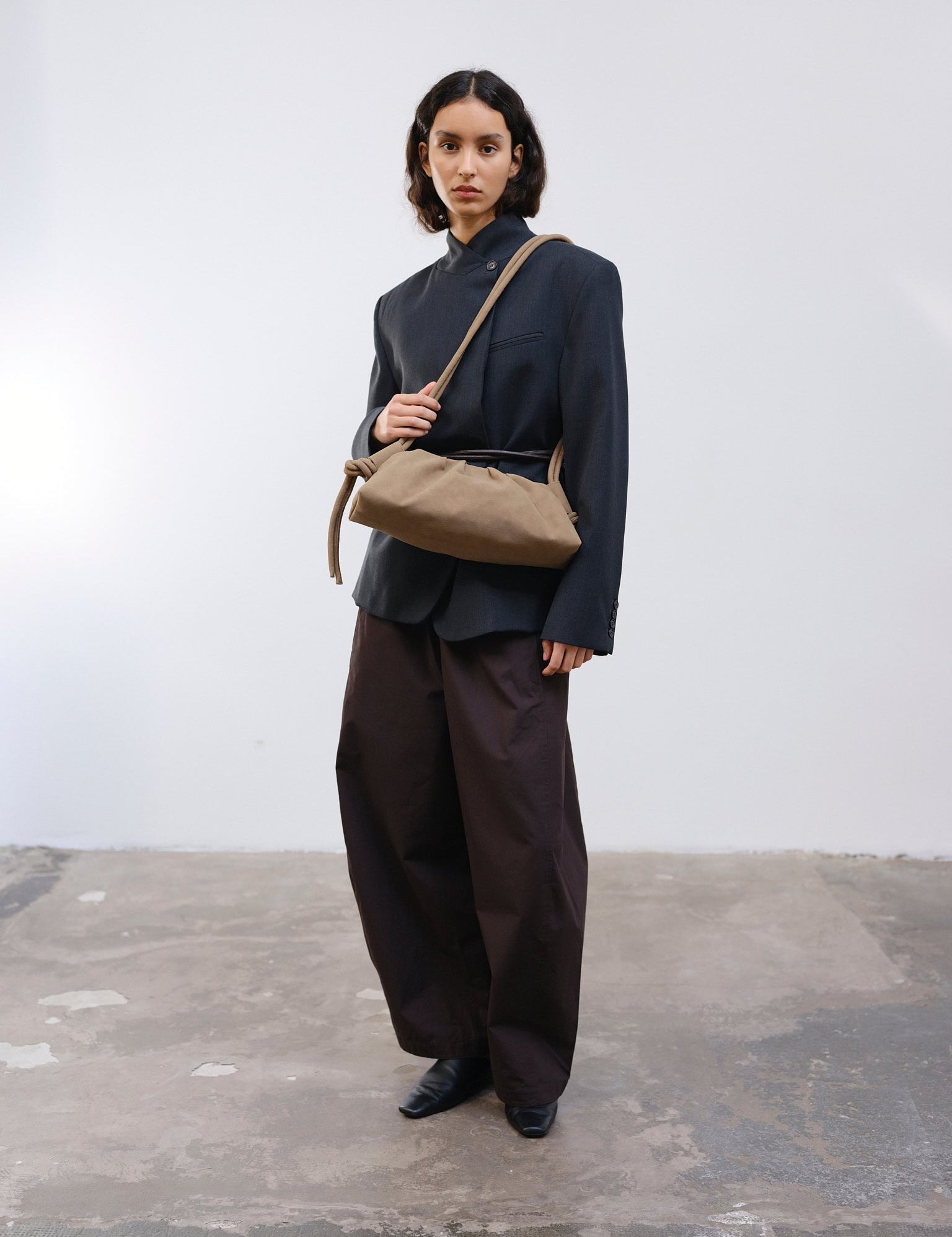 Bolso ÖLEND Dumpling Suede Stone