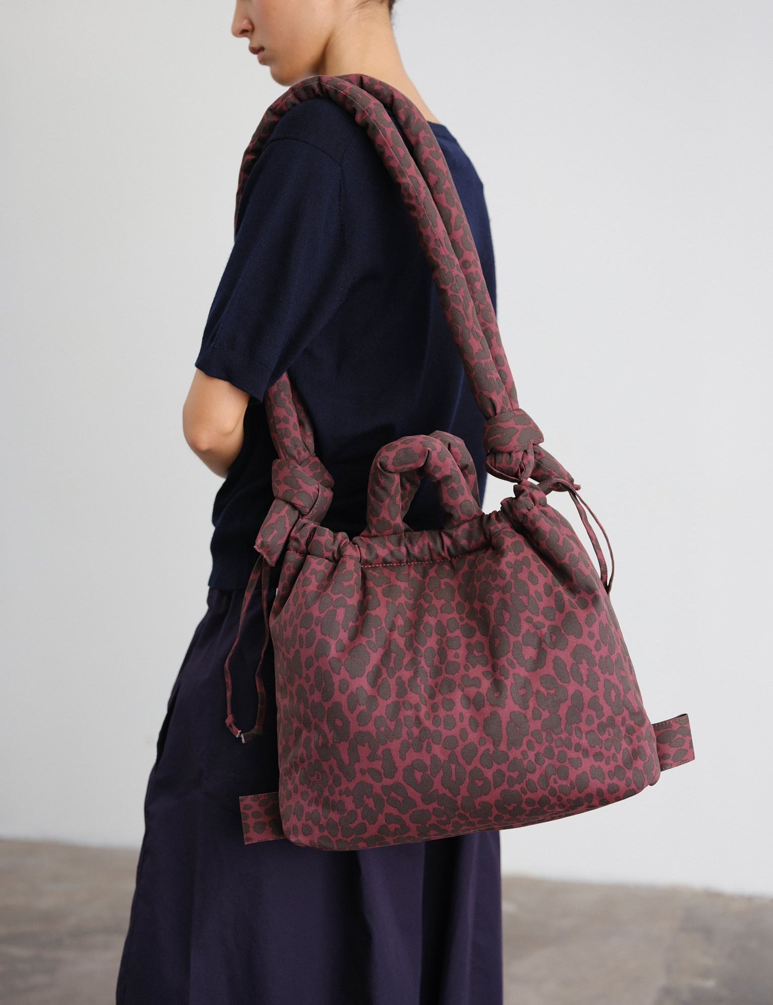 Bolso Mochila ÖLEND Ona Cotton Soft Bag Leopard Cherry Red