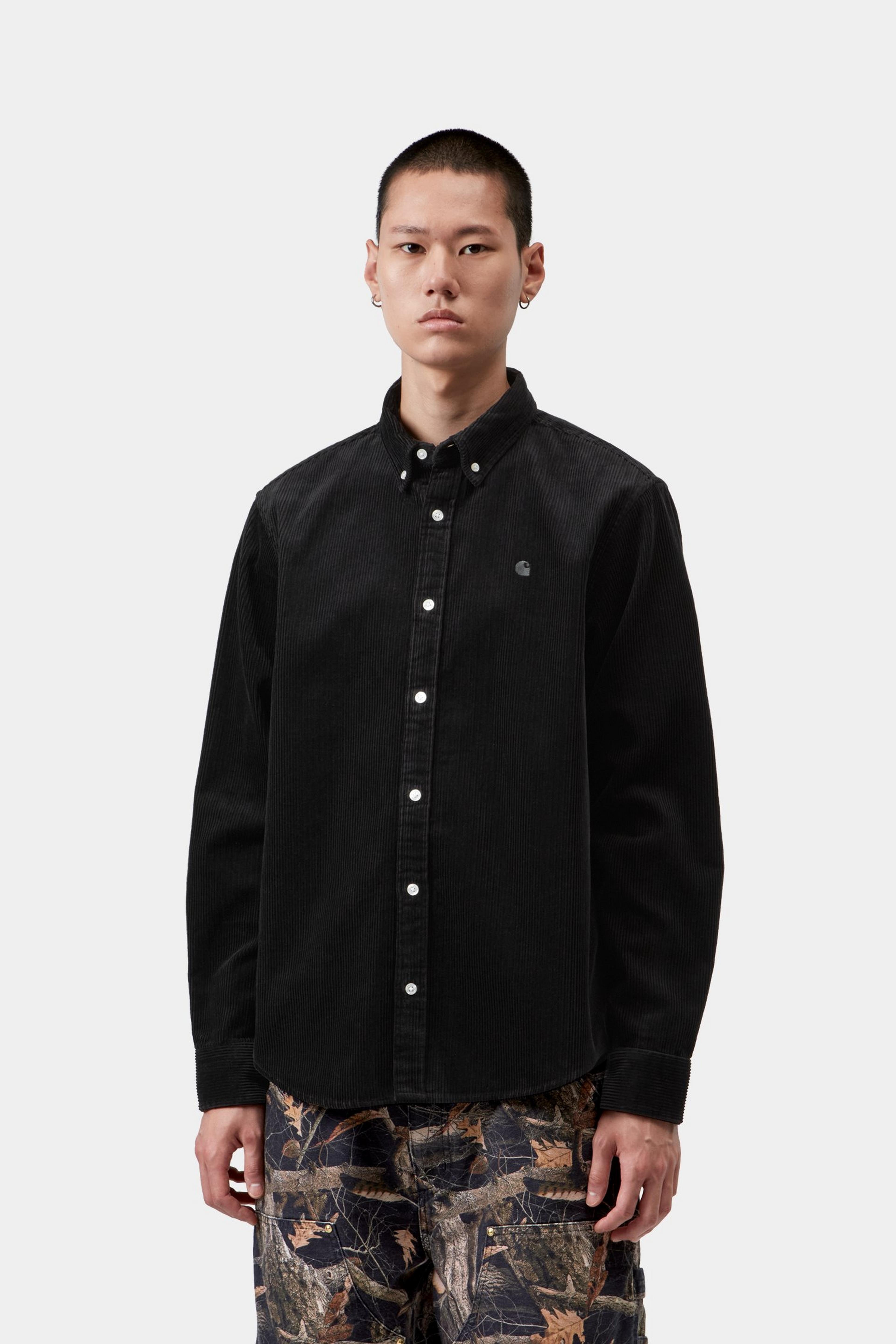 Camisa CARHARTT WIP L/S Madison Cord Soot, vista frontal con modelo