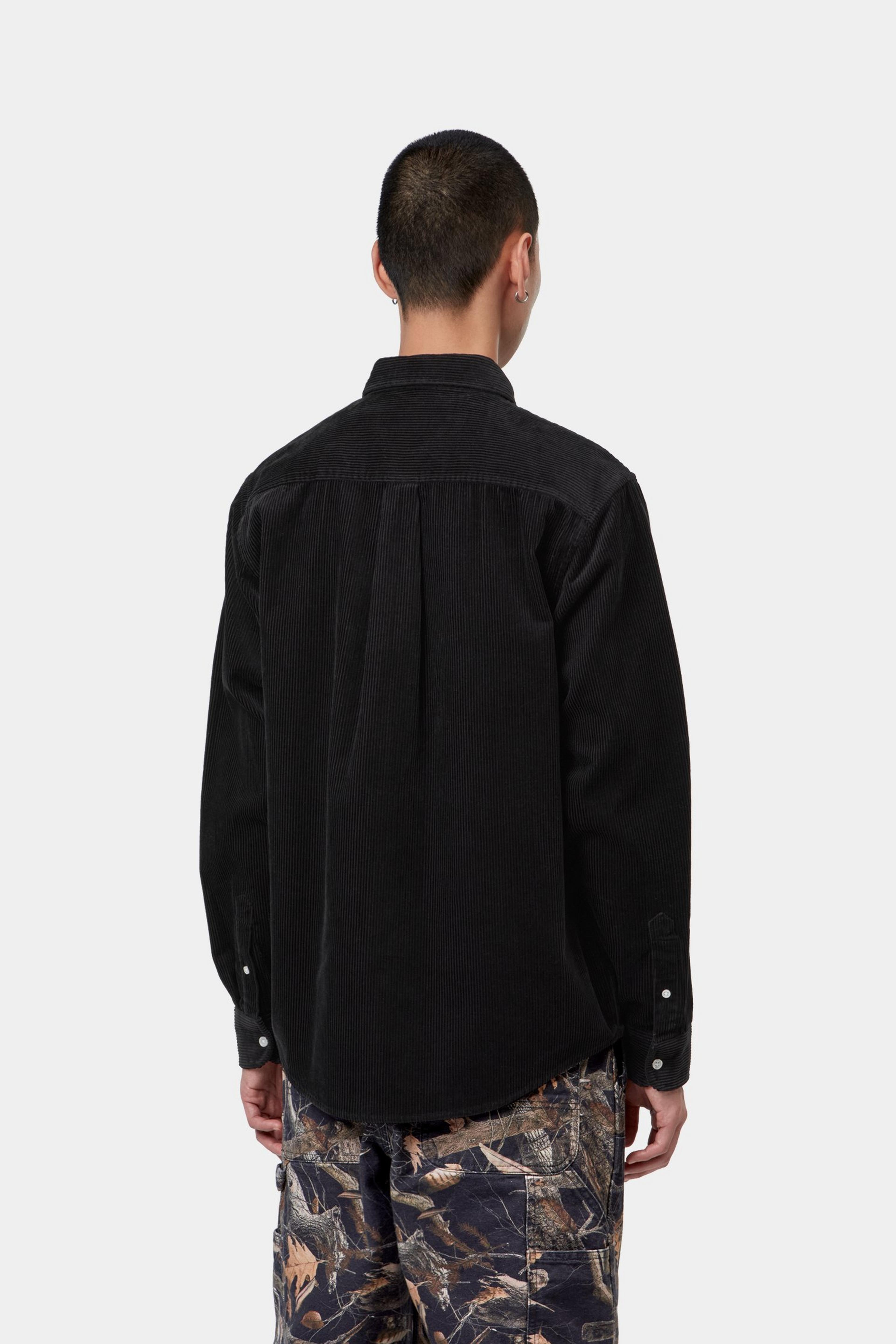 Camisa CARHARTT WIP L/S Madison Cord Soot, vista trasera con modelo