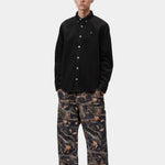Camisa CARHARTT WIP L/S Madison Cord Soot, otra vista con modelo