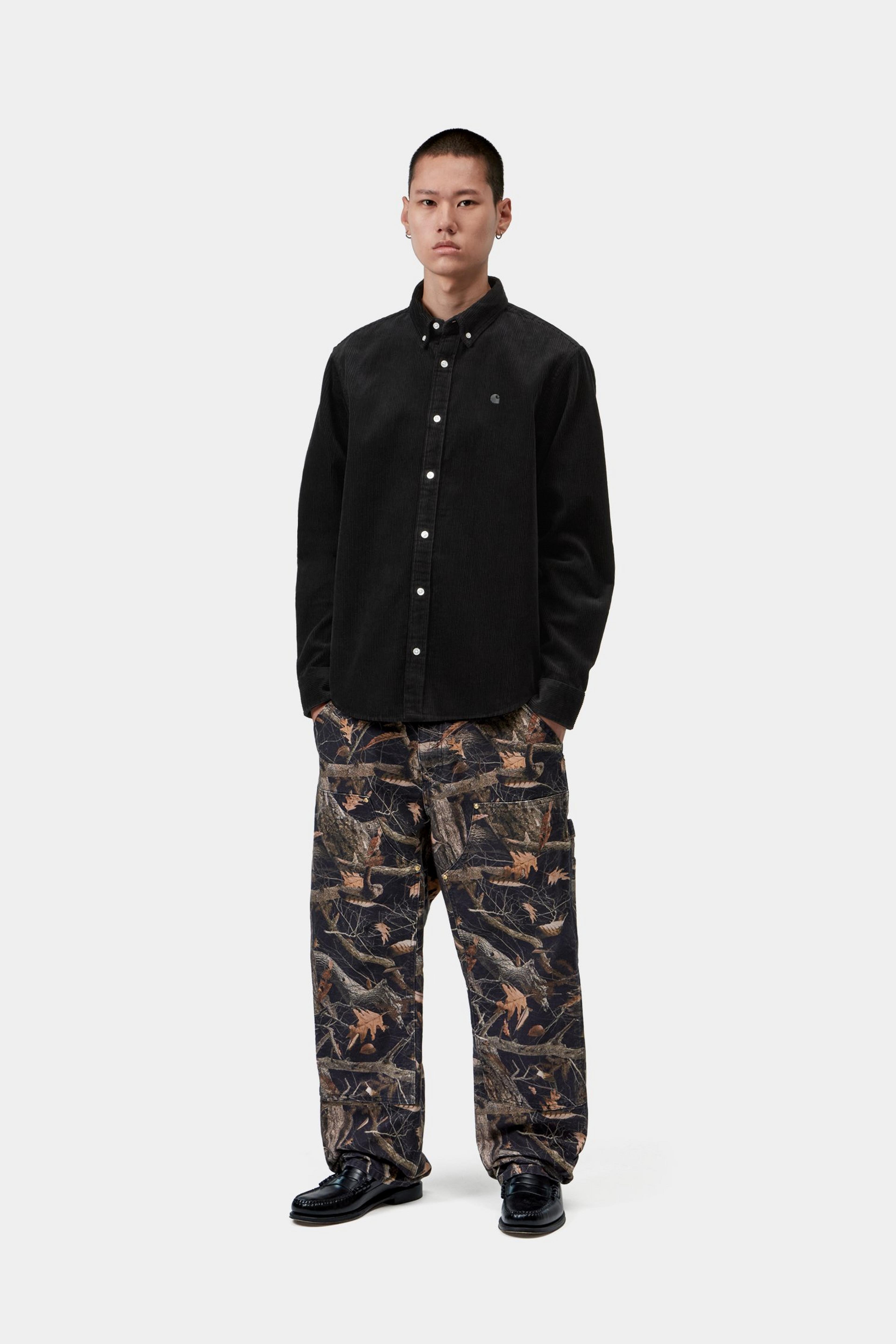 Camisa CARHARTT WIP L/S Madison Cord Soot, otra vista con modelo