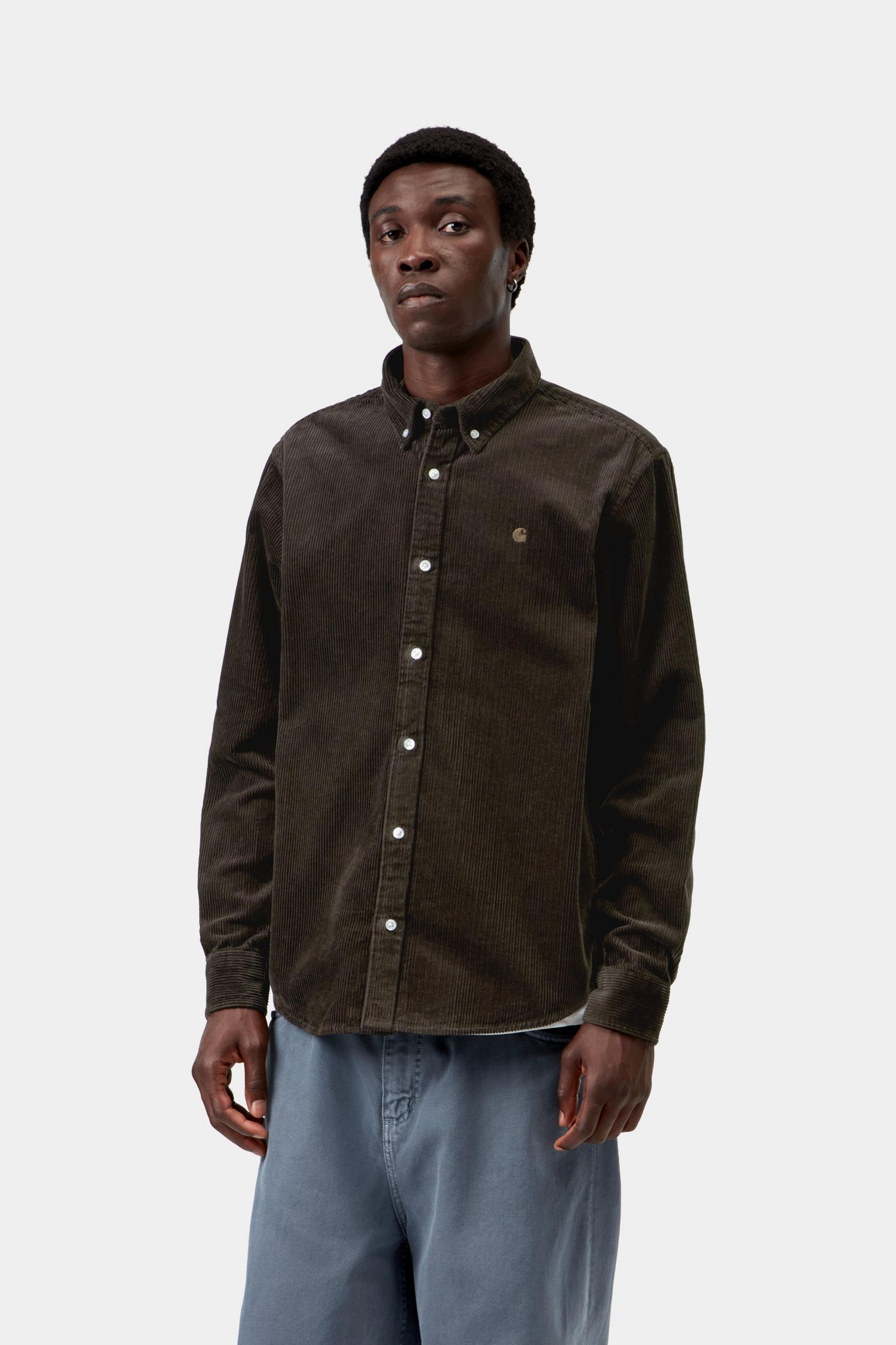 Camisa CARHARTT WIP L/S Madison Cord Tobacco, vista frontal con modelo
